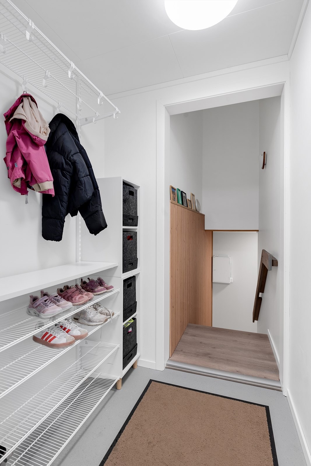 Velkommen inn! Entré med gode løsninger for oppheng av yttertøy og sko. Galleribilde