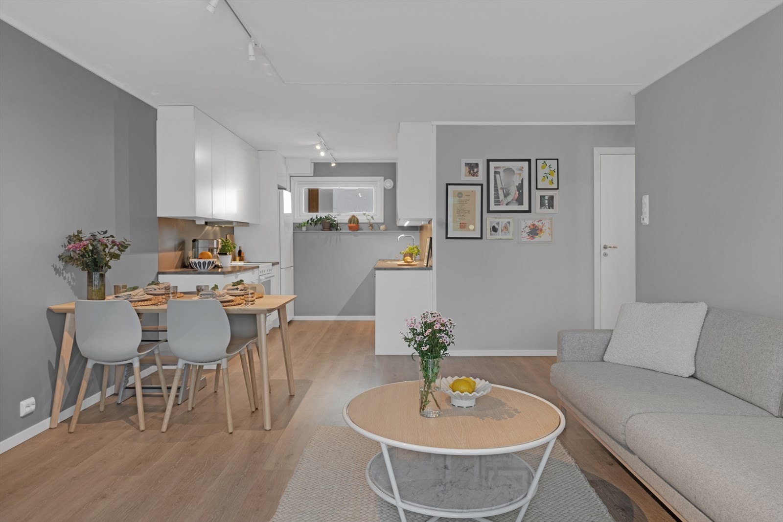 Åpen og sosial stue/kjøkken-løsning, som sikrer en god romfølelse og gode møbleringsmuligheter. Galleribilde