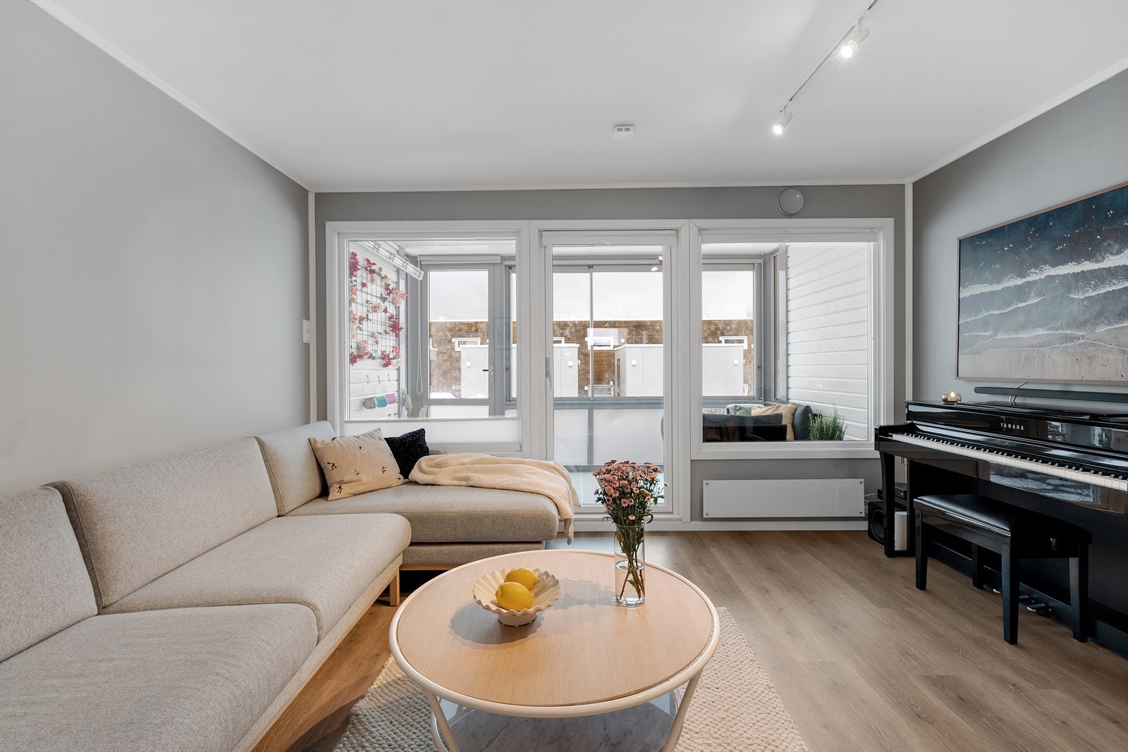 Innbydende stue med rikelig naturlig lysinnslipp fra store vindusflater og utgang til flott innglasset balkong. Galleribilde