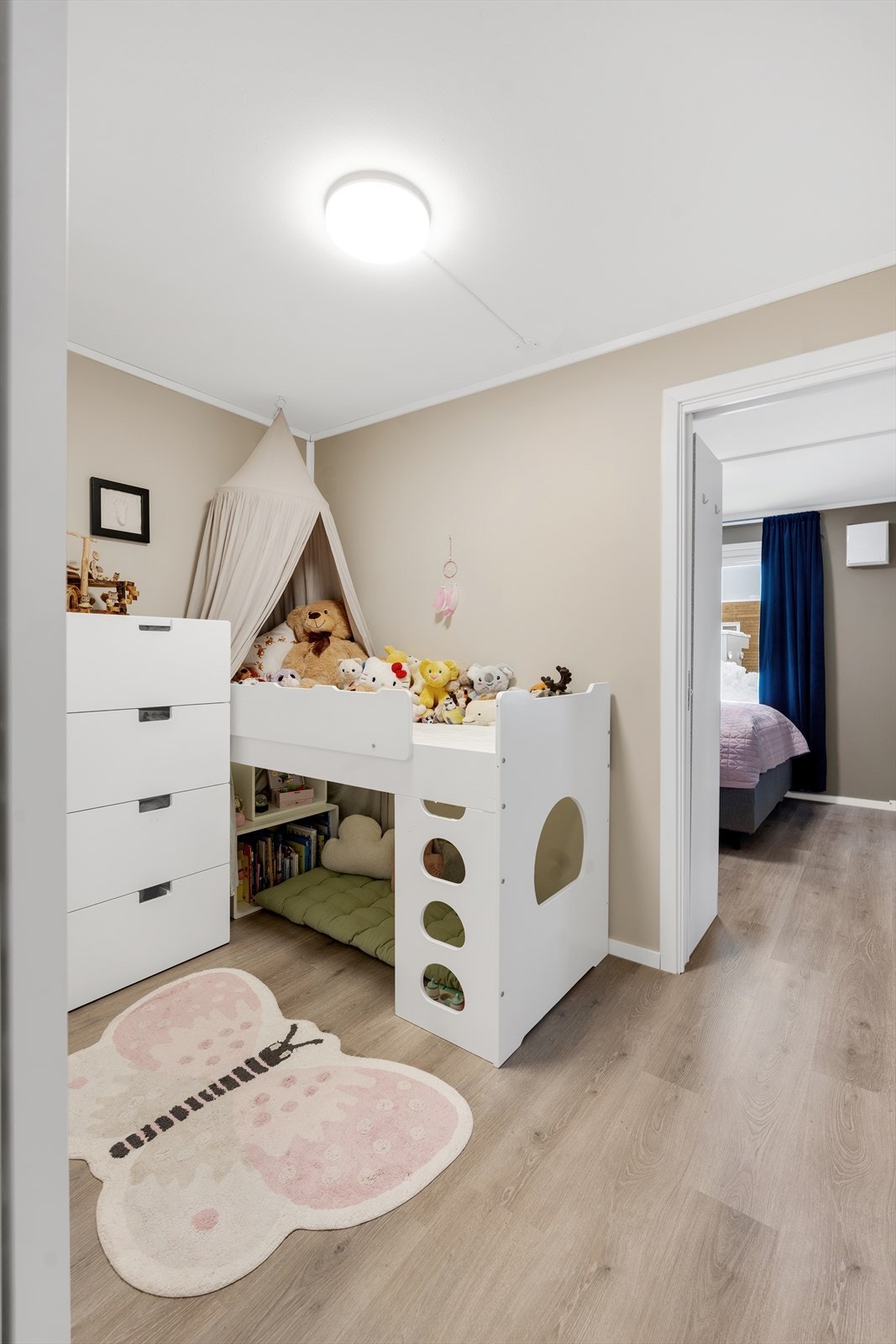 Det er i tillegg omgjort deler av boligen til sovealkove - perfekt som et ekstra soverom, barnerom eller hjemmekontor! Galleribilde