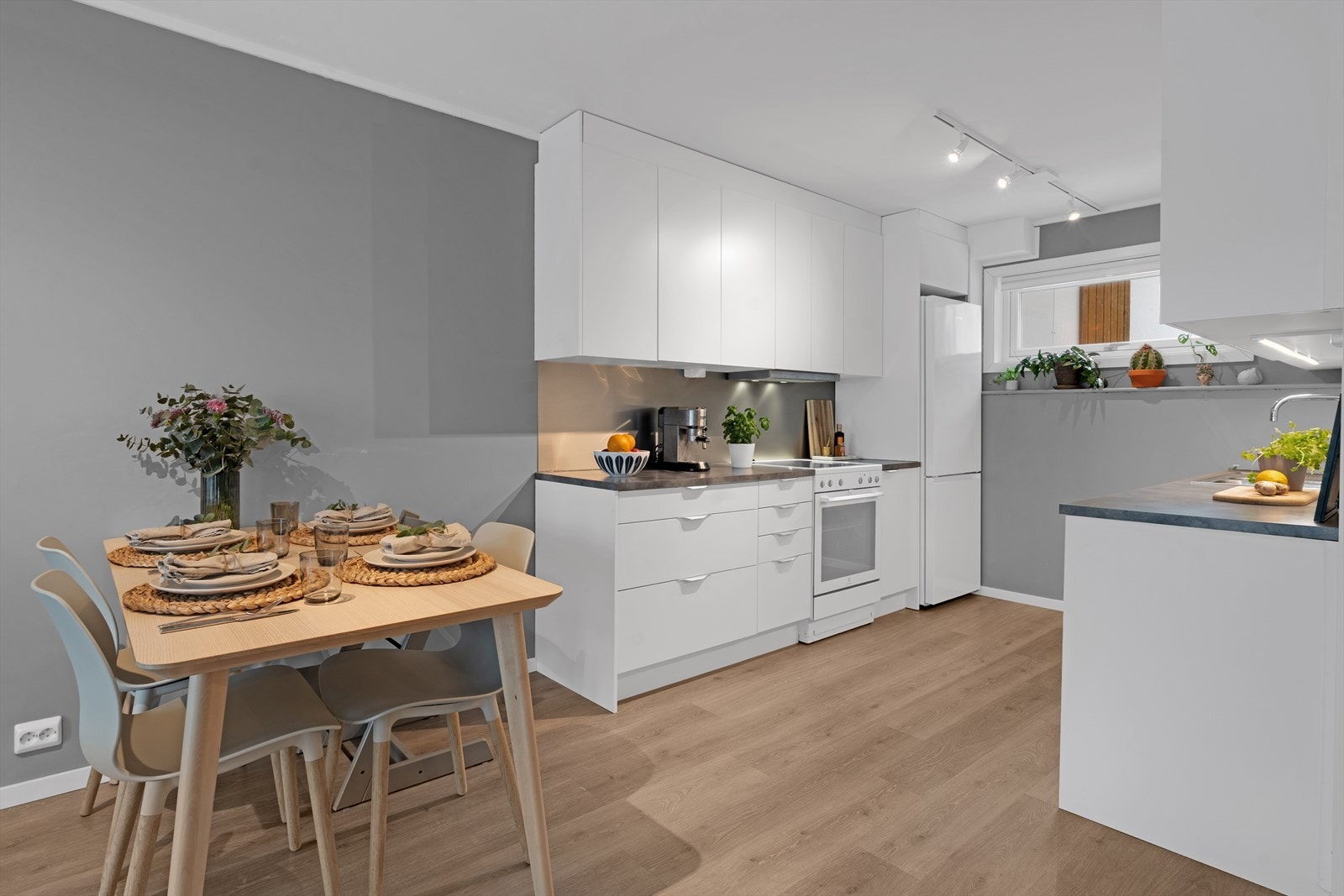 God plass til spisegruppe like ved kjøkkenet. Galleribilde