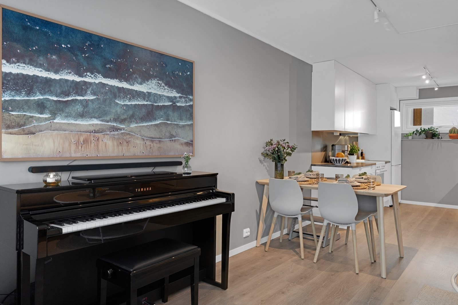 Flotte fargevalg, glatte overflater og lekkert laminatgulv. Galleribilde