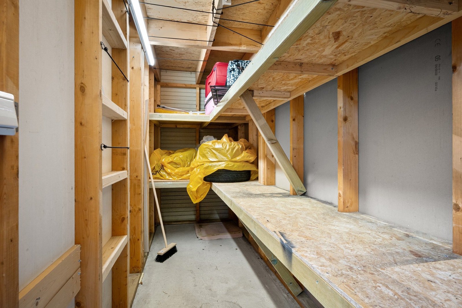 Utvendig bod med smart hylleløsning Galleribilde