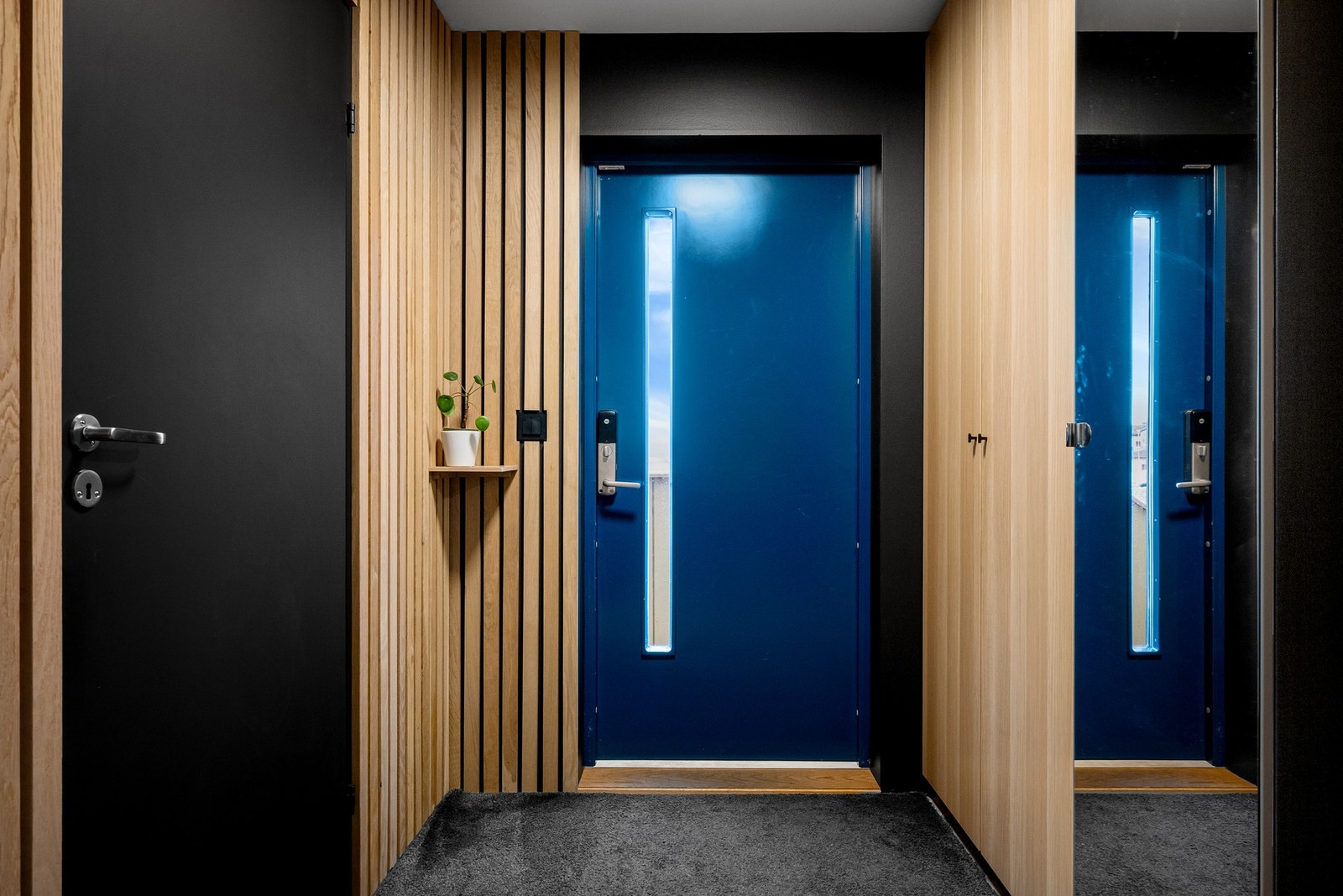 Innbydende entré/gang med praktisk garderobeløsning som gir god plass til yttertøy og sko Galleribilde