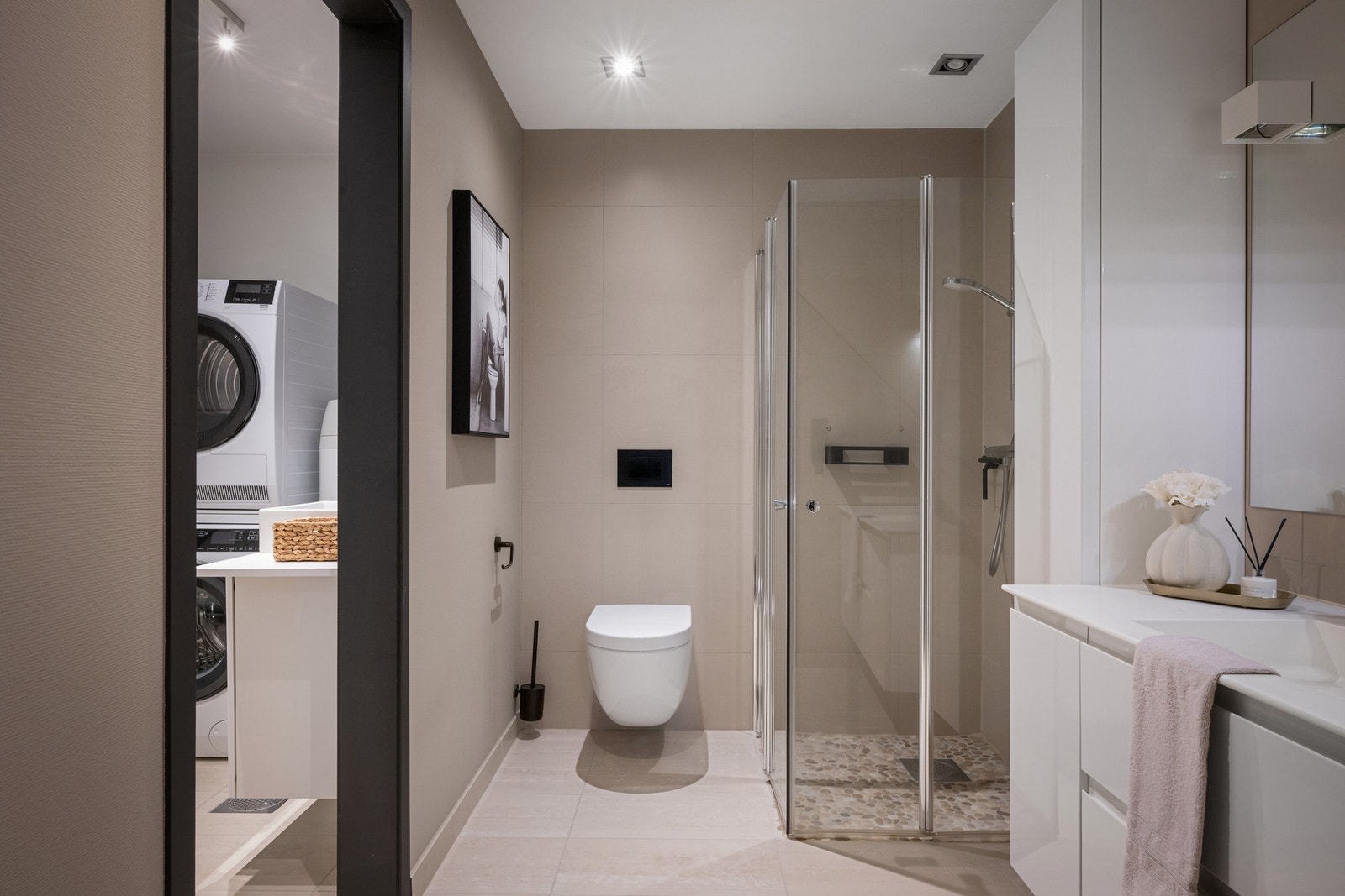 Badet har direkte adkomst til et praktisk, separat vaskerom Galleribilde