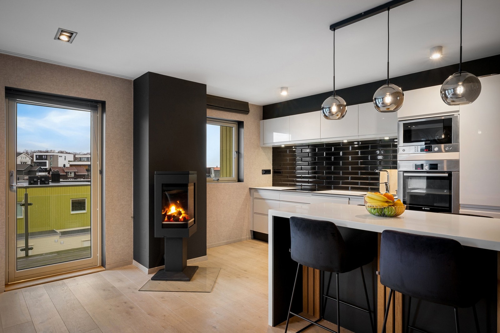 Stuen har utgang til en balkong på 8 kvm med både utsikt gode solforhold Galleribilde