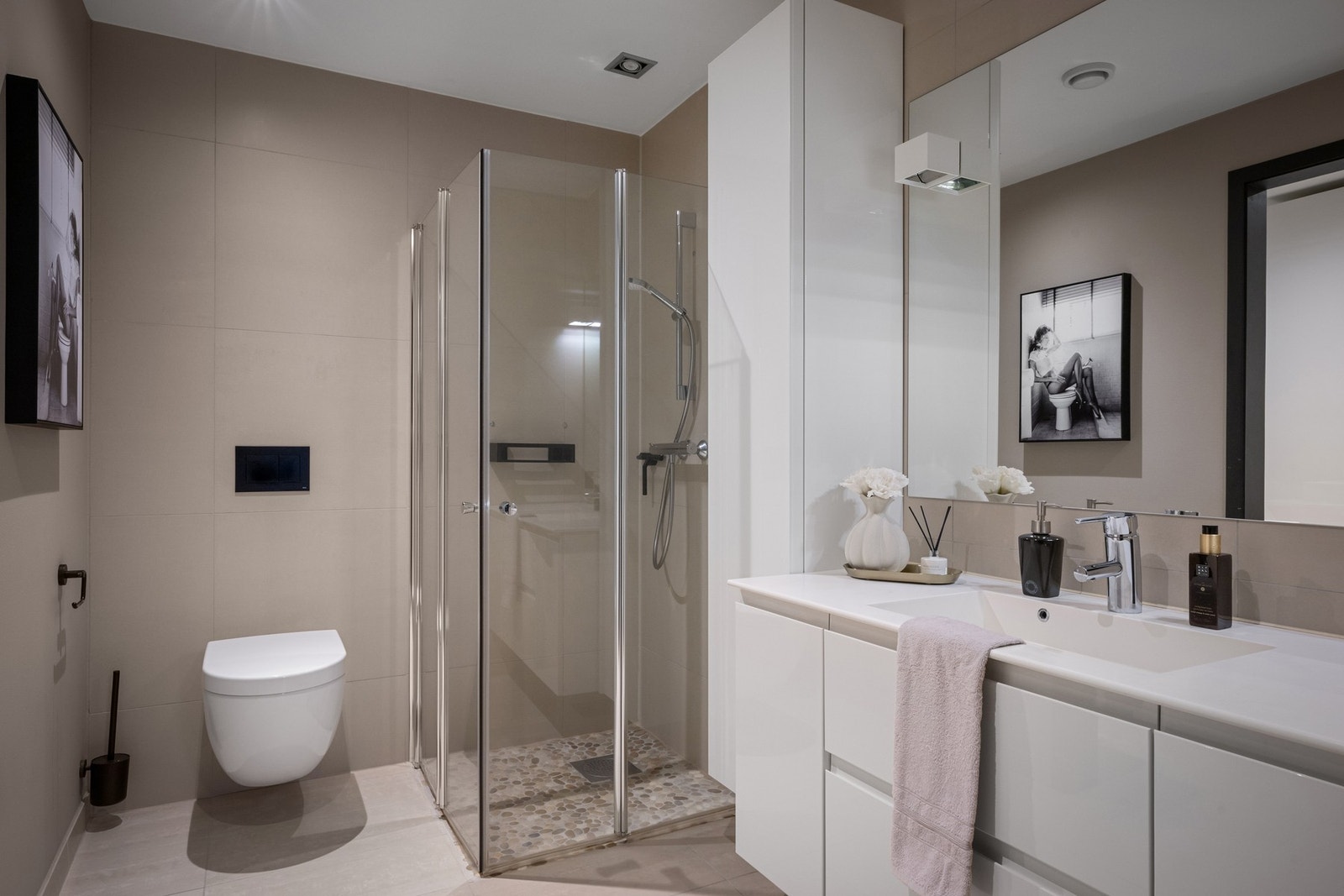 Svært innbydende og flislagt baderom med HTH-innredning og behagelig gulvvarme Galleribilde