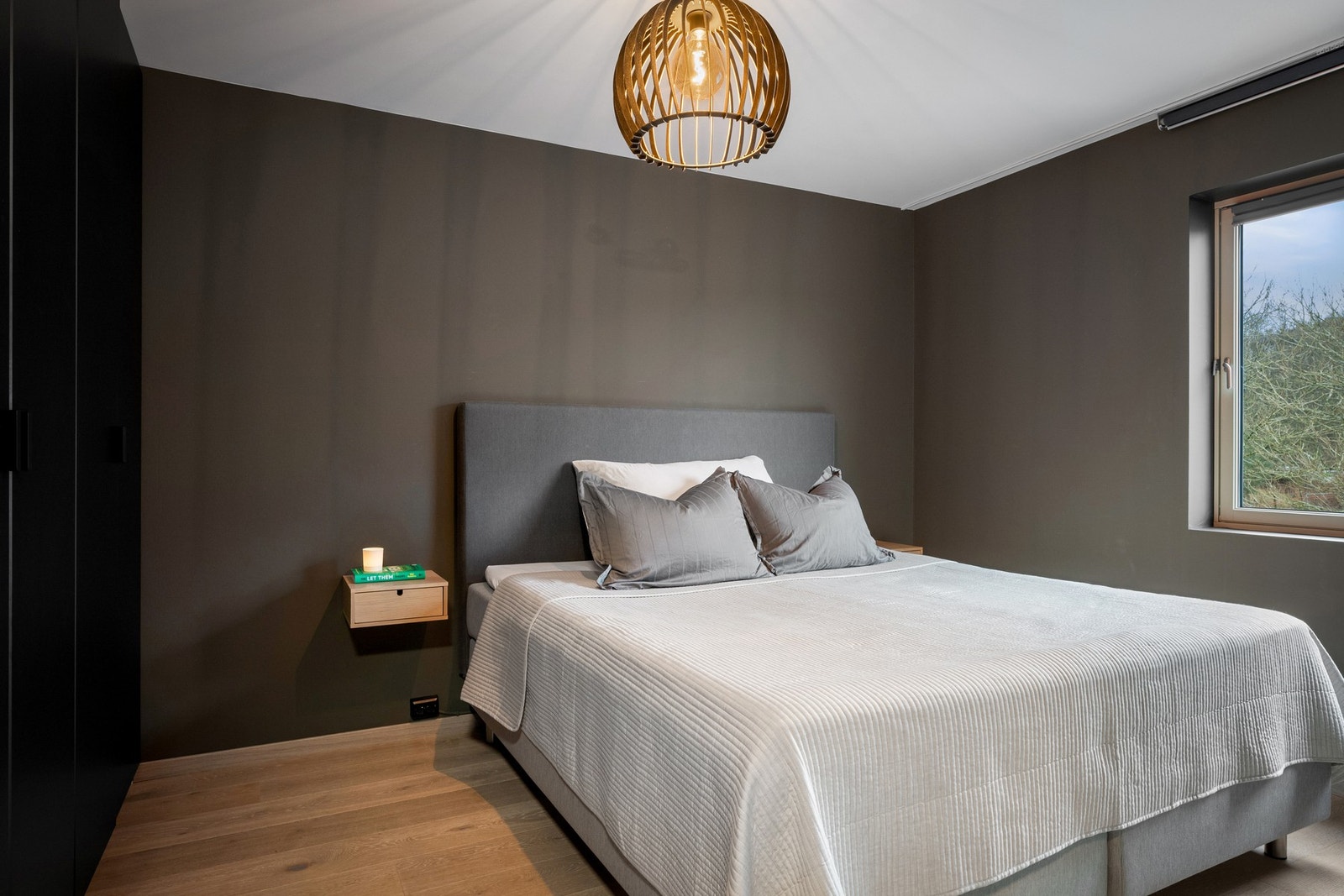 Romslig og delikat hovedsoverom med stor garderobeløsning og vegghengte nattbord Galleribilde