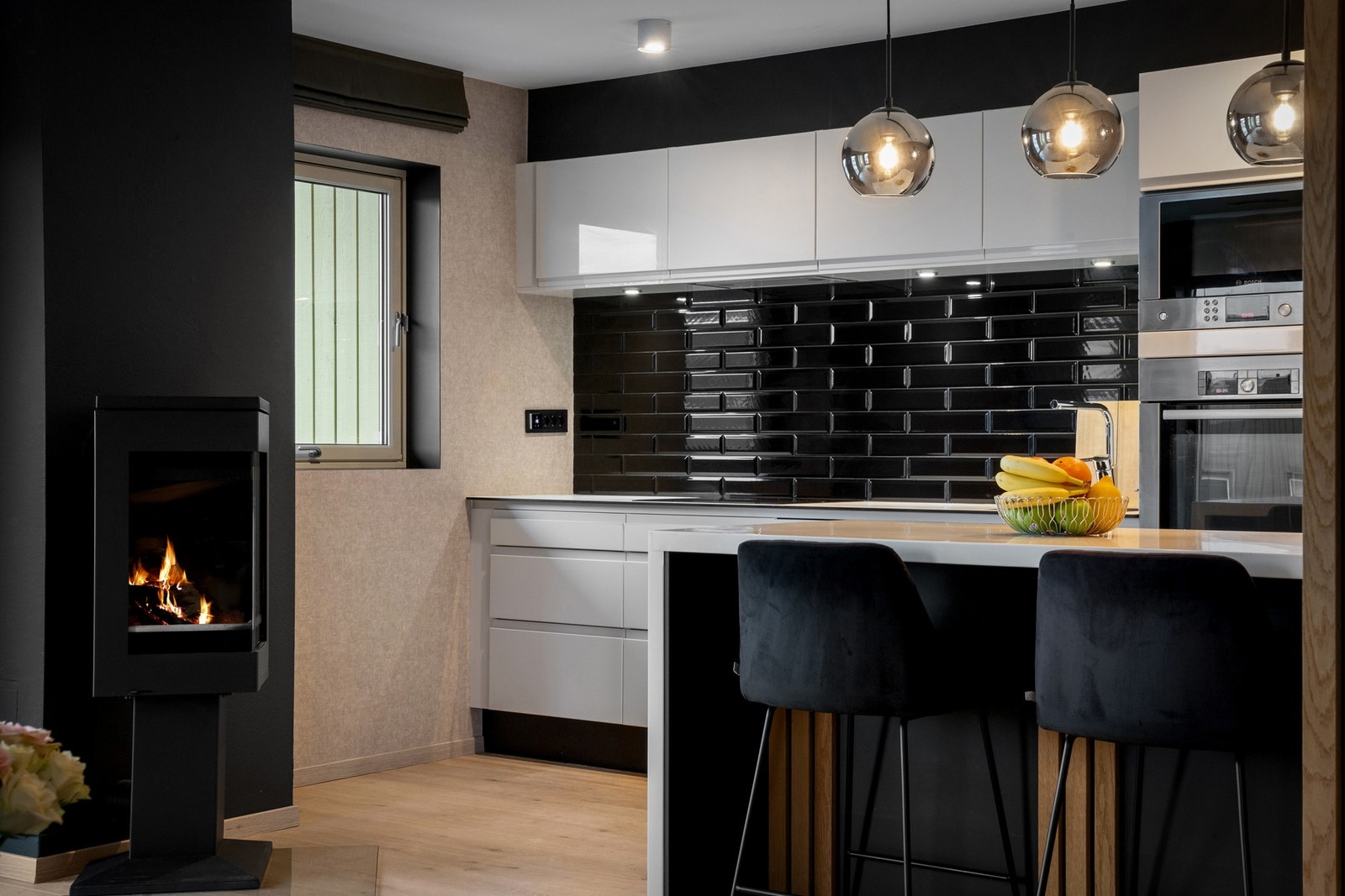 Innbydende HTH kjøkken med fliser over benkeplate, og integrerte hvitevarer Galleribilde