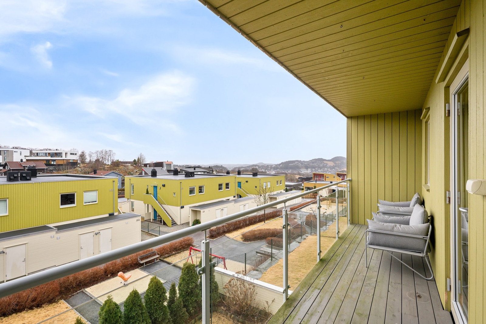 Balkongen har moderne glassrekkverk og god plass til utemøbler og grill Galleribilde