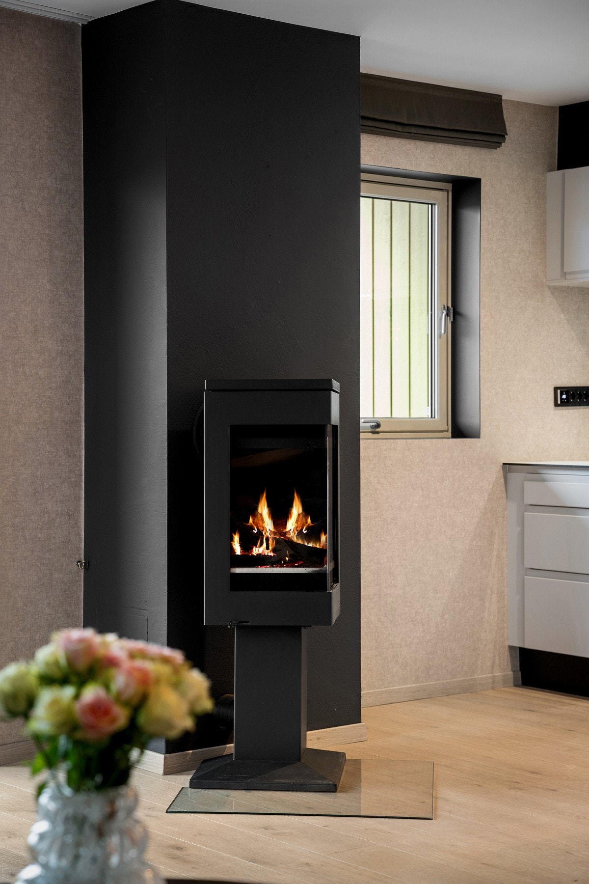 Ildstedet har en naturlig plassering i rommet og sørger for behagelig varme og ekstra hygge når temperaturen synker Galleribilde