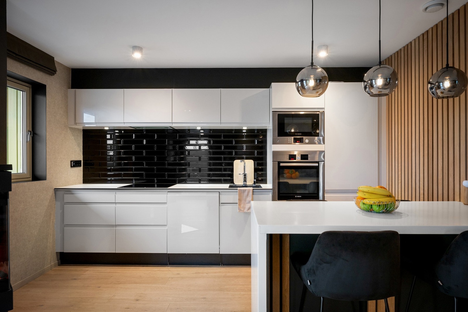 Praktisk kjøkkenøy med spiseplass og lamper som medfølger. Galleribilde