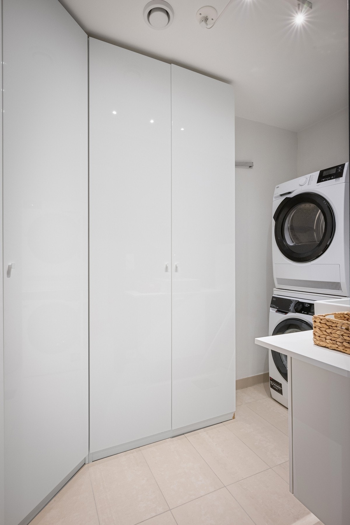 Vaskerom med flislagt gulv og behagelig gulvvarme, rikelig skapplass og servant med underskap Galleribilde