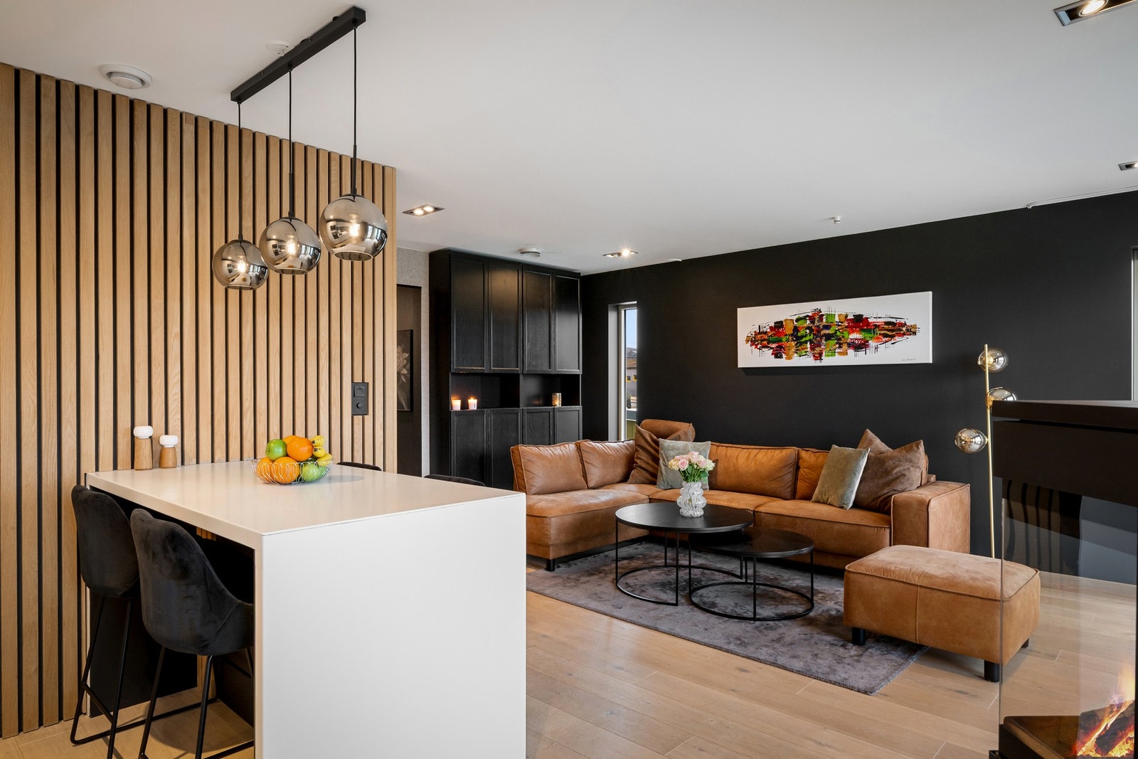 Rommet fremstår svært pent og stilrent med 1-stavs parkett, LED-downlights og dekorative spilevegger Galleribilde