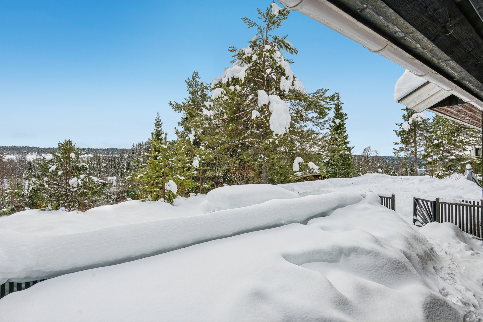 Eiendommen ligger solrikt til, med utsikt til Tisleia og omgivelsene rundt. Dette kan nytes fra terrassen. Galleribilde