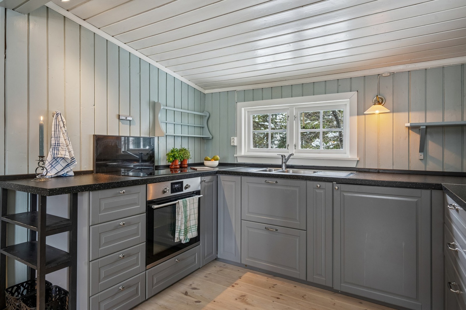 Her er det godt med oppbevaringsplass i underskap, samt bra med benkeplass for den som er glad i å lage mat. Integrerte hvitevarer med komfyr, koketopp og ventilator. Plass til frittstående kjøl-/ fryseskap. Galleribilde