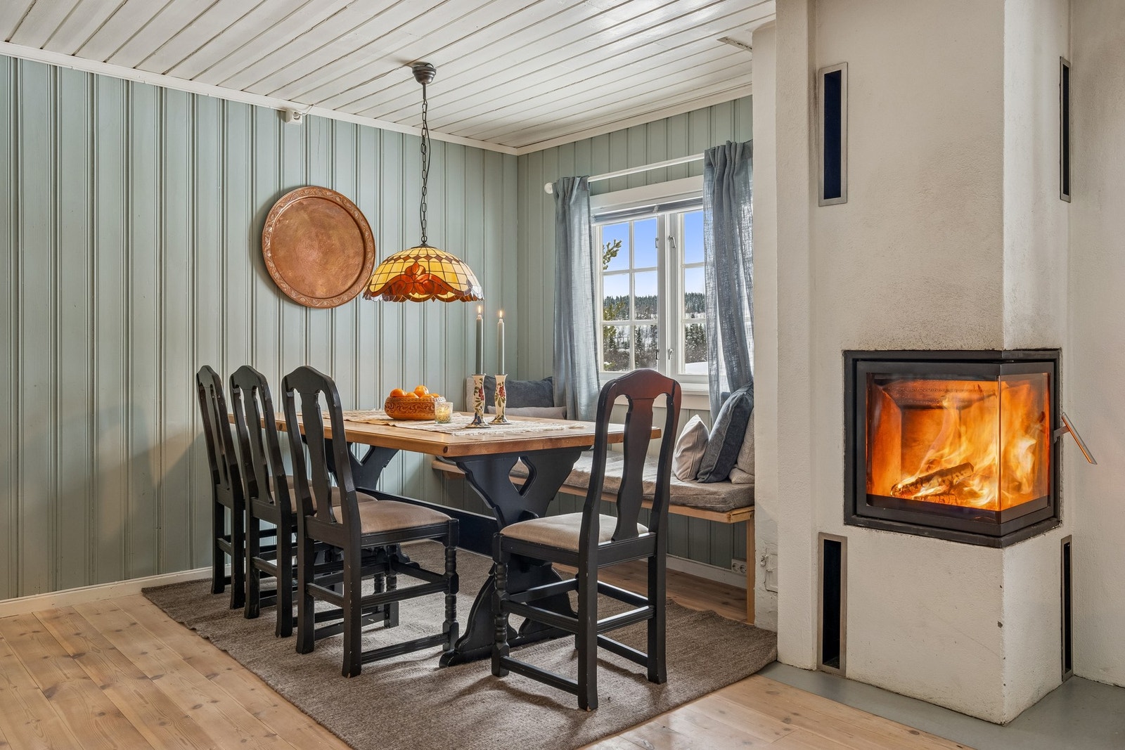 Midt i stuen er en plassmurt peis med innsats, som er god å ha på kalde årstider. Galleribilde