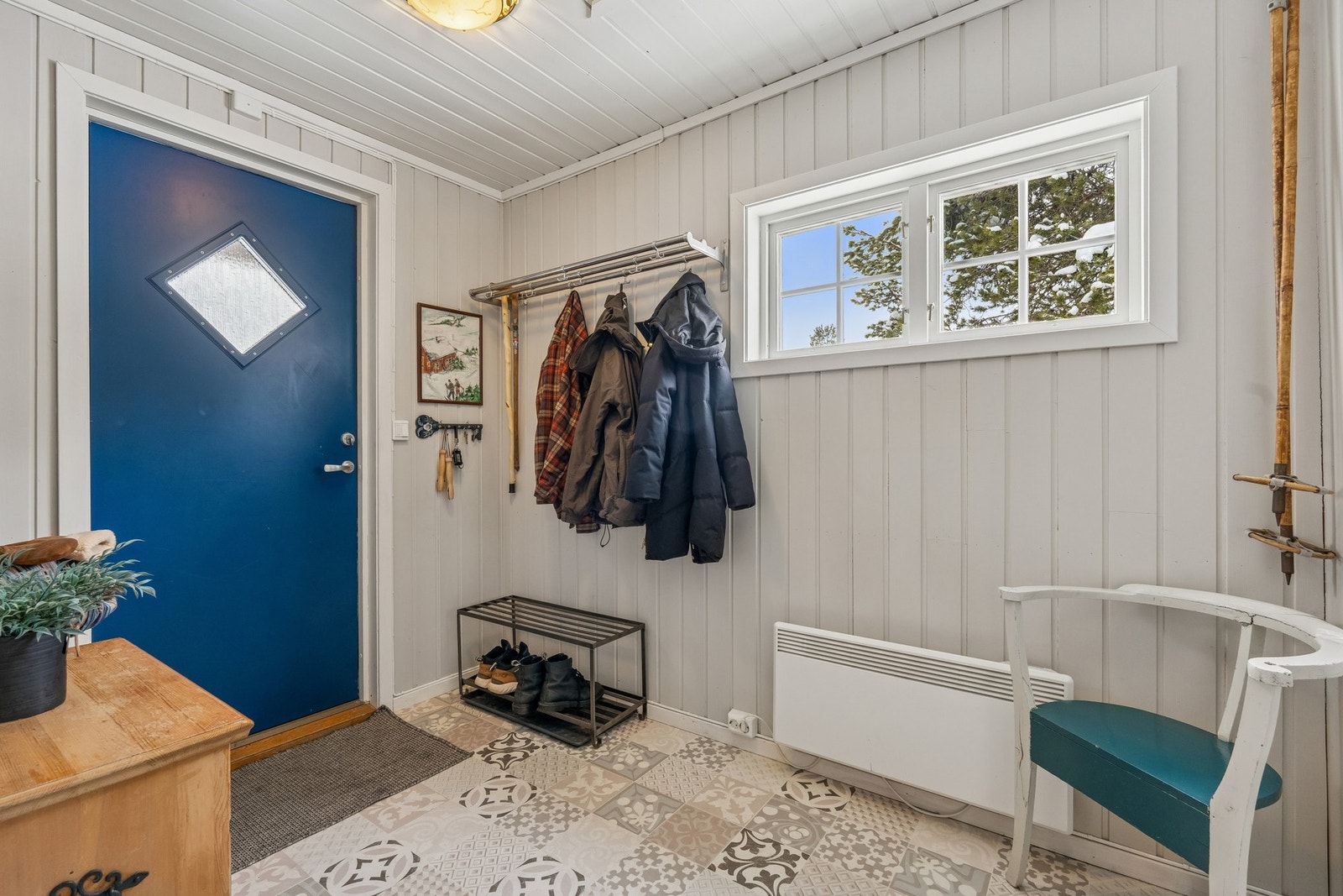 Velkommen inn! Entréen er romslig og med god plass til å sette fra seg sko, og henge fra seg yttertøy. Galleribilde