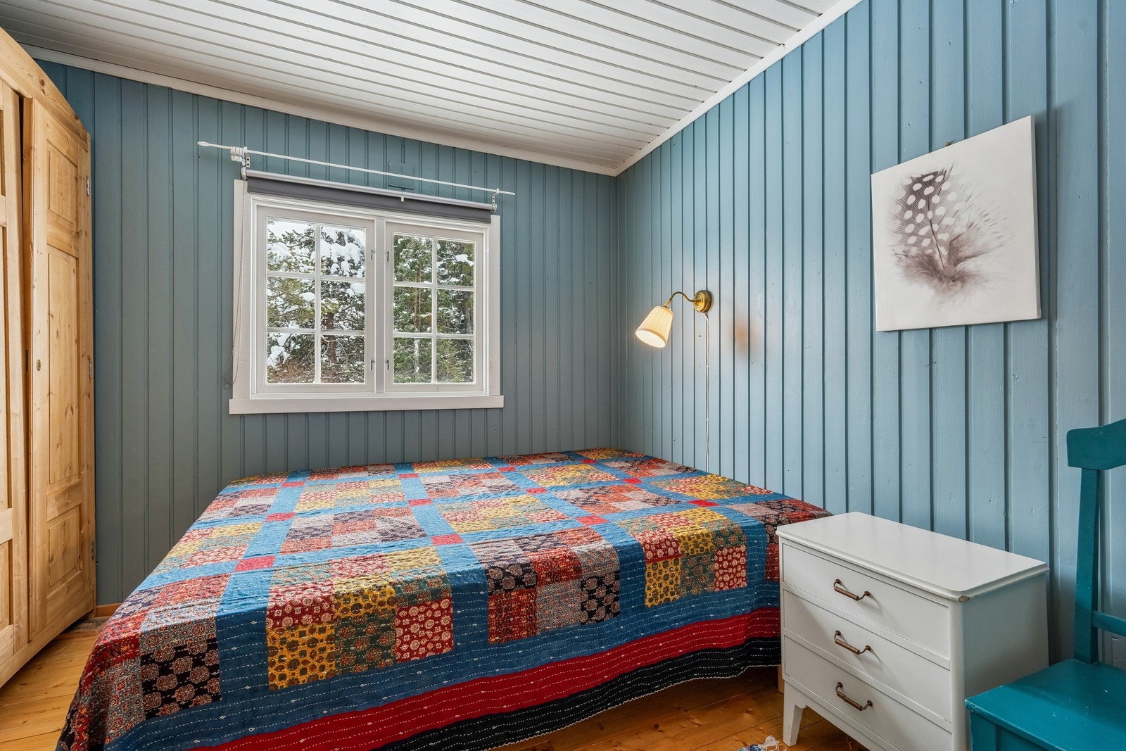 Hytta har tre soverom. Soverom 1 med dobbeltseng og garderobeskap. Galleribilde