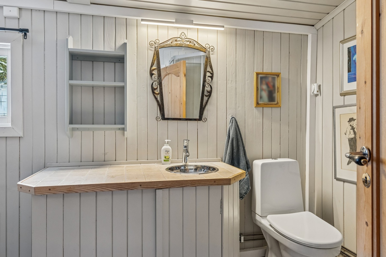 Badet ble oppusset i 2015, og har vegg og himling kledd med panel, og gulv belagt med belegg med oppbrett Galleribilde