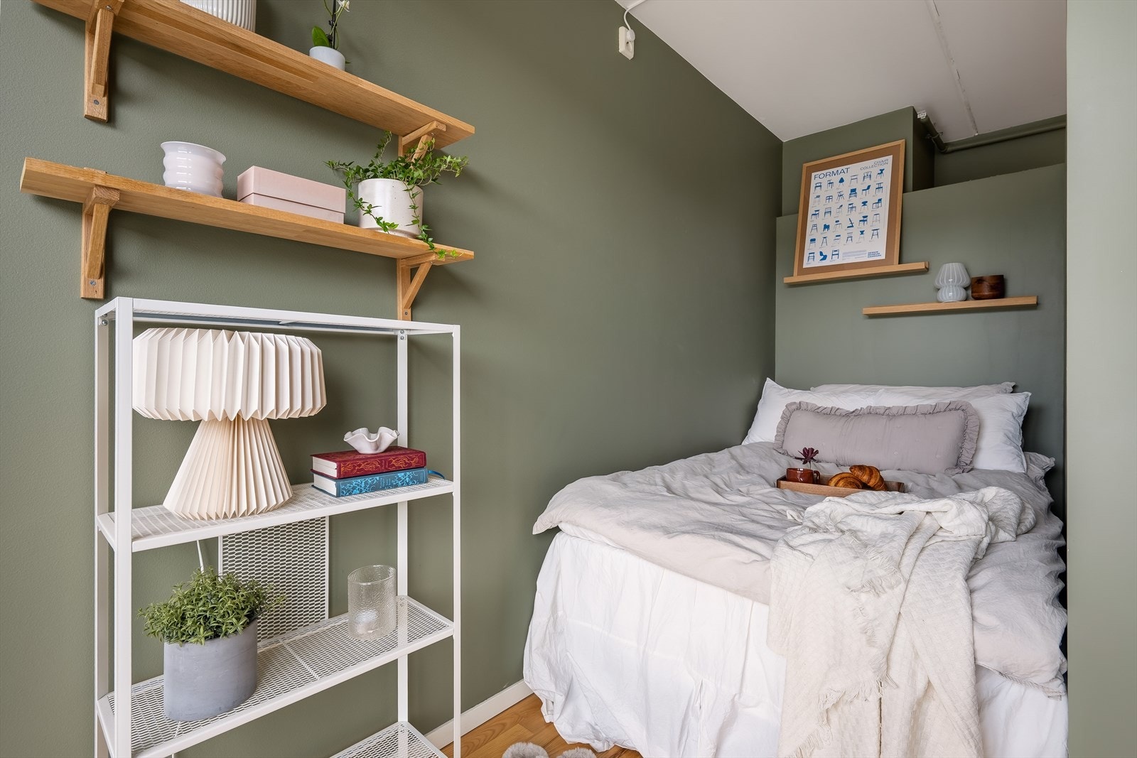 Den flotte alkoven gir plass til større seng og oppbevaring i hylleløsning. Galleribilde