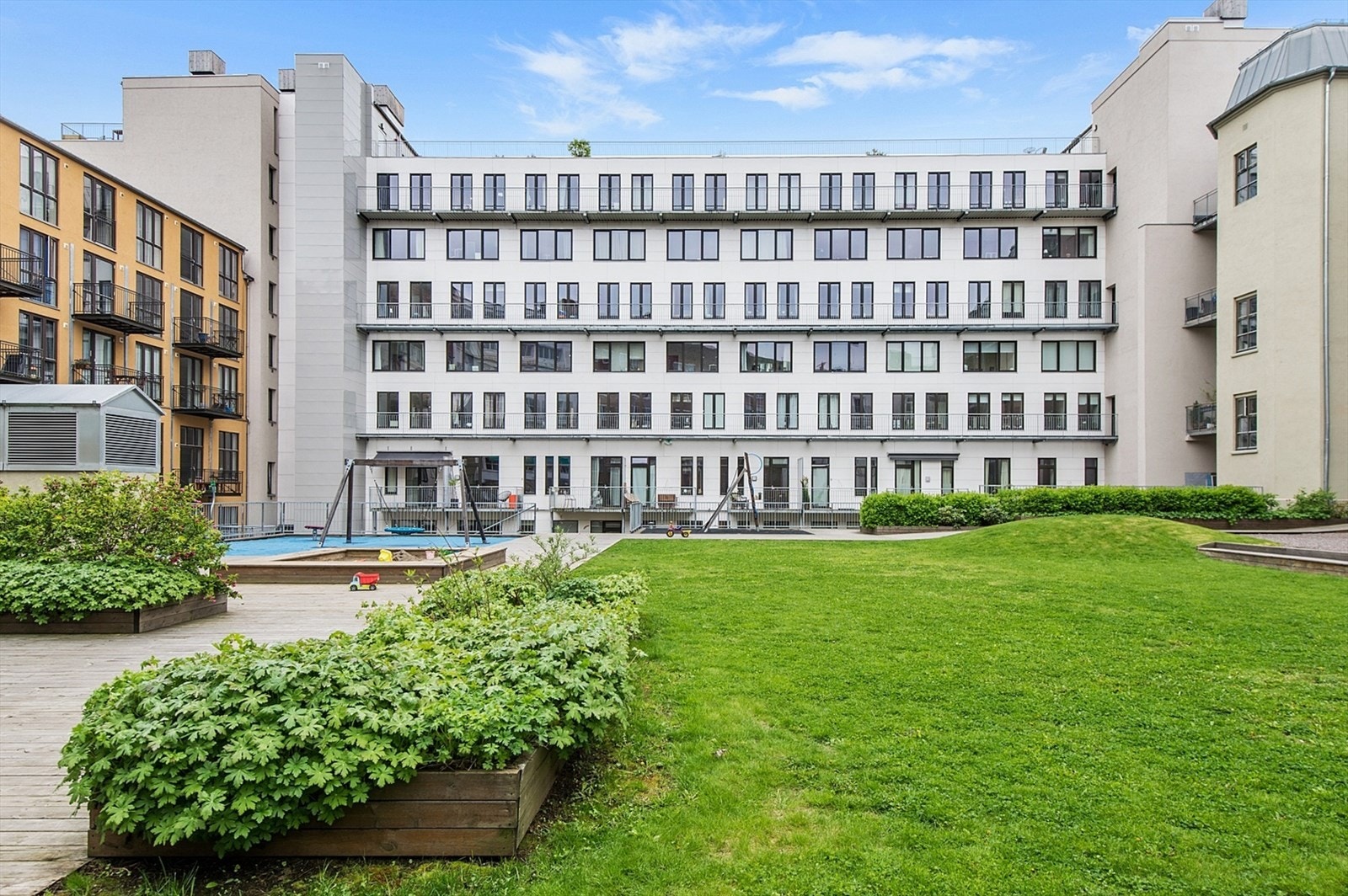 Fellesområdene forøvrig er frodige og fine. Her finner du plantegasser, plenarealer og lekeplass for de minste. Galleribilde