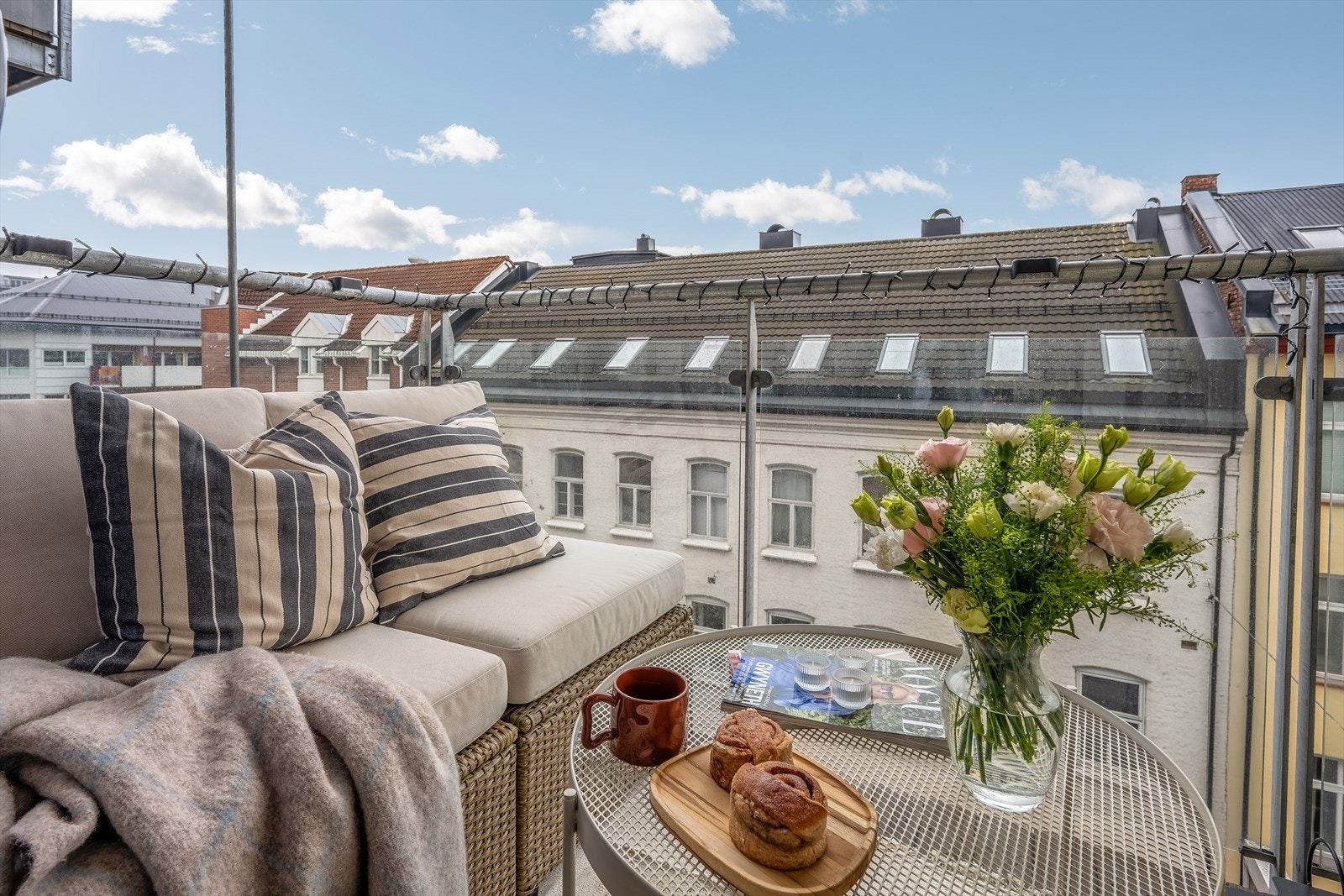 Balkongen fungerer som en flott forlengelse av leiligheten i sommerhalvåret. Galleribilde