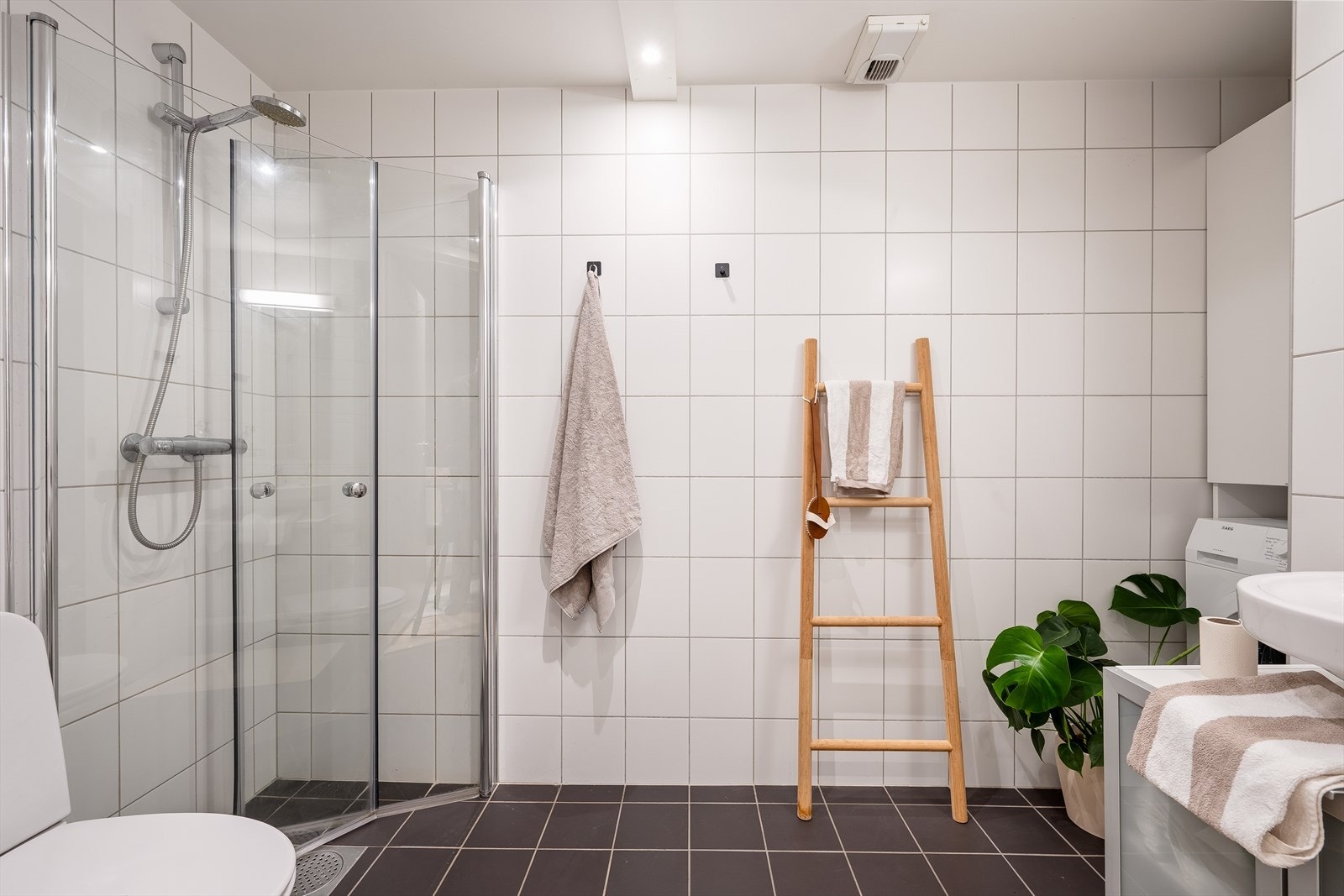 Det lyst flislagte badet gir en god start på dagen! Galleribilde