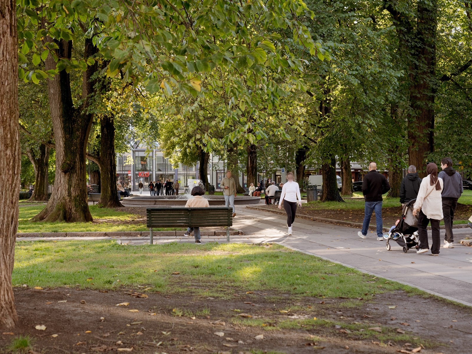 Det finnes flere parker og rekreasjonsområder i nærheten som Sofienbergparken, Botanisk hage, Birkelunden, Olaf Ryes plass, Kubaparken og Grünerhagen. Galleribilde