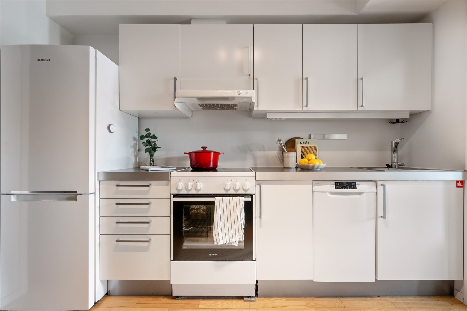 Separat kjøkken gir rikelig med oppbevaringsplass i skuffer og skap. Galleribilde