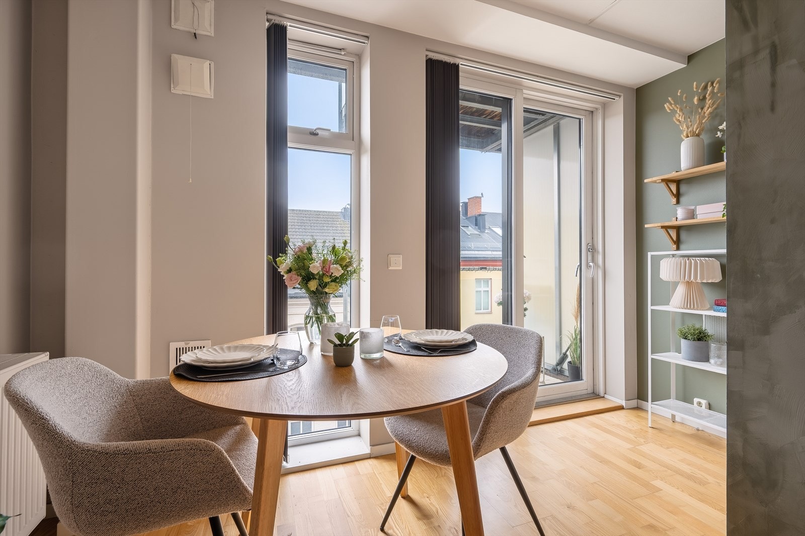 Utformingen gir plass til både spisebord og sofagruppe. Galleribilde