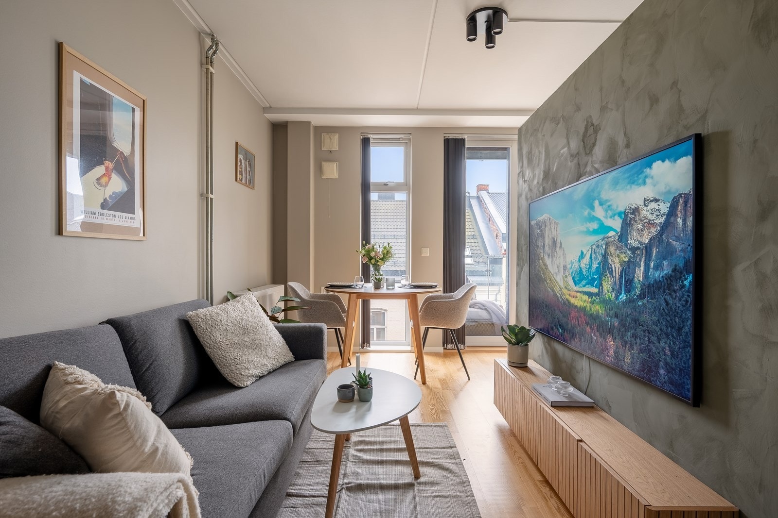 En lys og innbydende leilighet med solrik balkong og praktisk alkove. Galleribilde