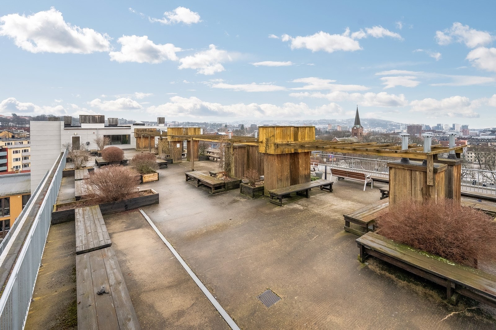 Borettslaget har en flott felles takterrasse med sittegrupper, pergola og beplantning. Galleribilde