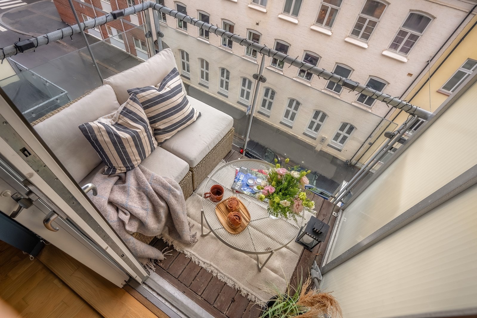 Leiligheten har god intern beliggenhet i 4.etasje, med luftig utsyn mot gate. Galleribilde