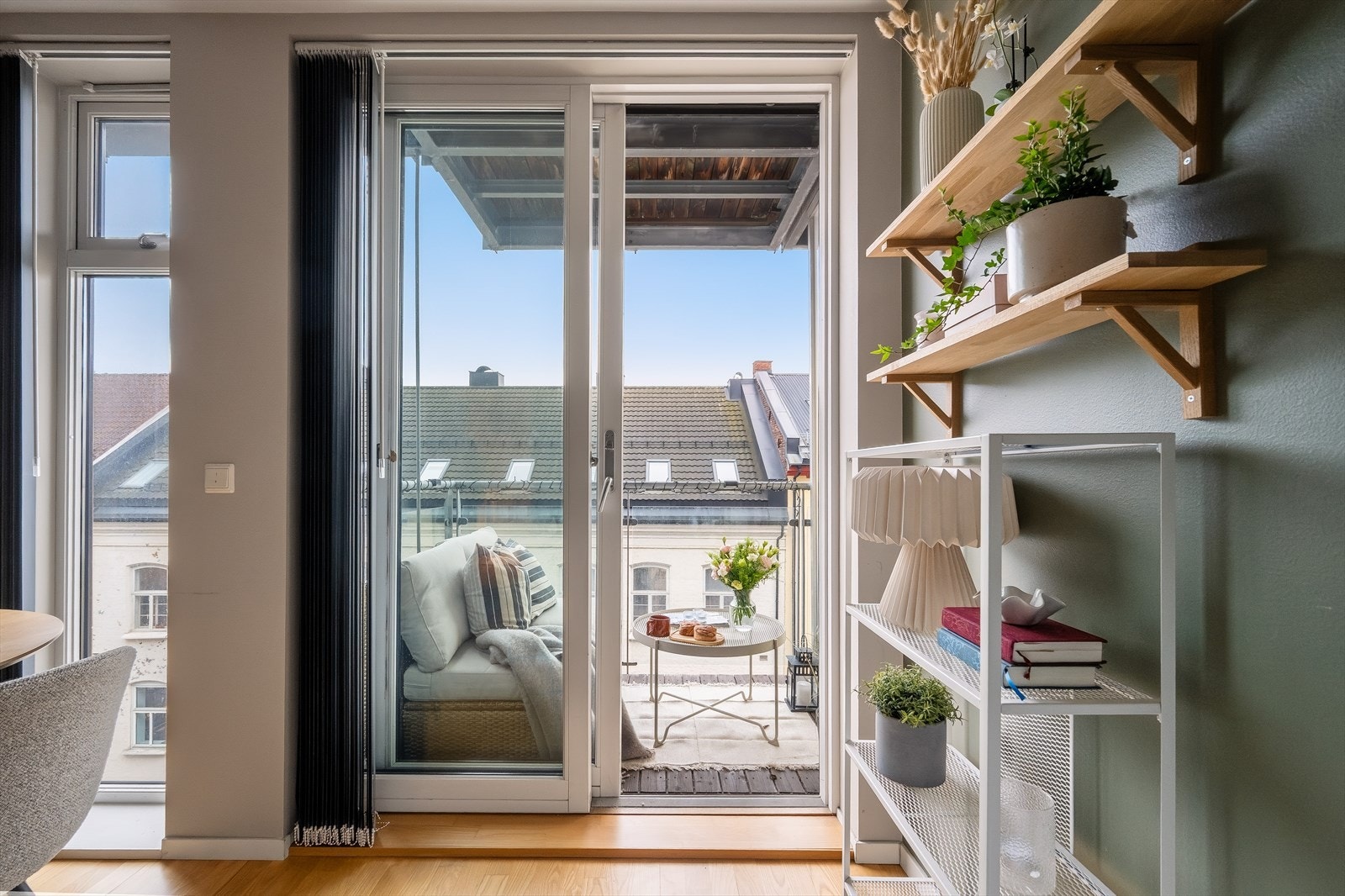 Store vindusflater gir rikelig med naturlig lysinnslipp, som skaper en god atmosfære. Galleribilde