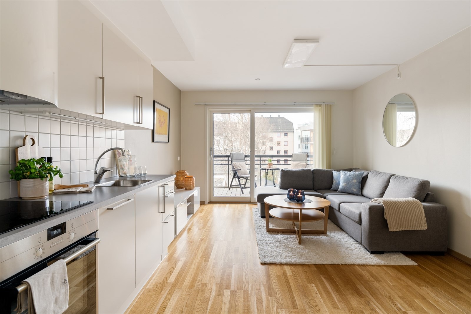 Leiligheten har et lyst og luftig preg, med god takhøyde og store vinduer. Galleribilde