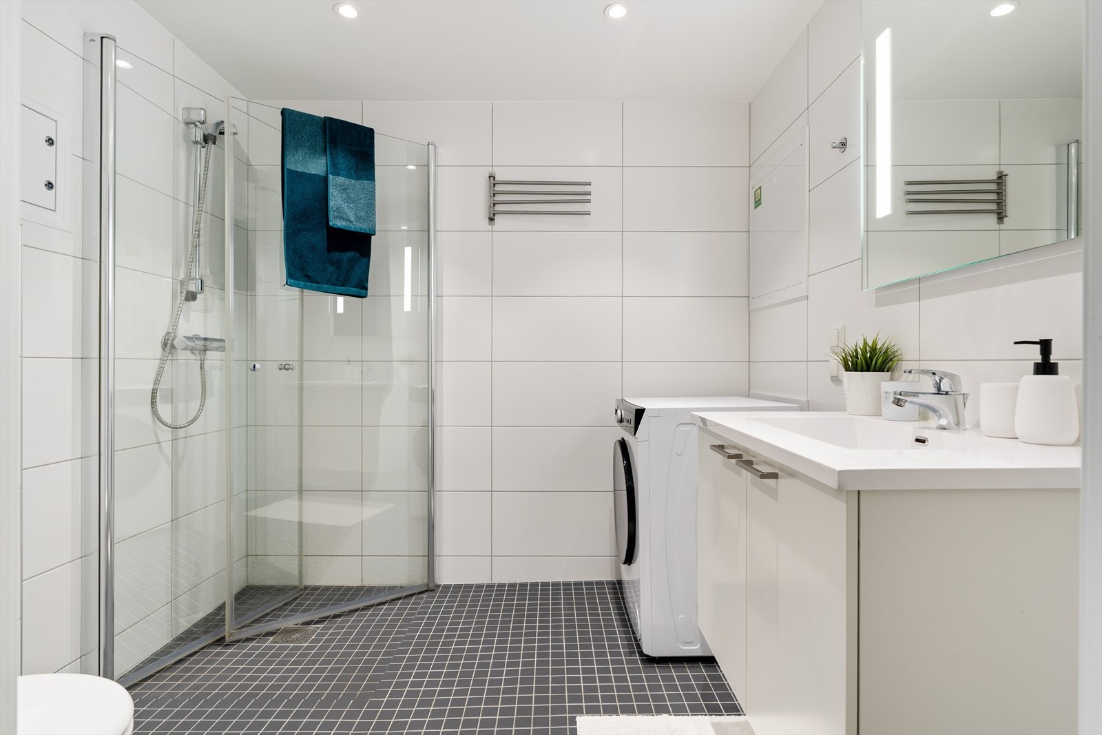 Flott og flislagt baderom på ca 4,8 kvm. Gitt TG1 av takstmann. Galleribilde