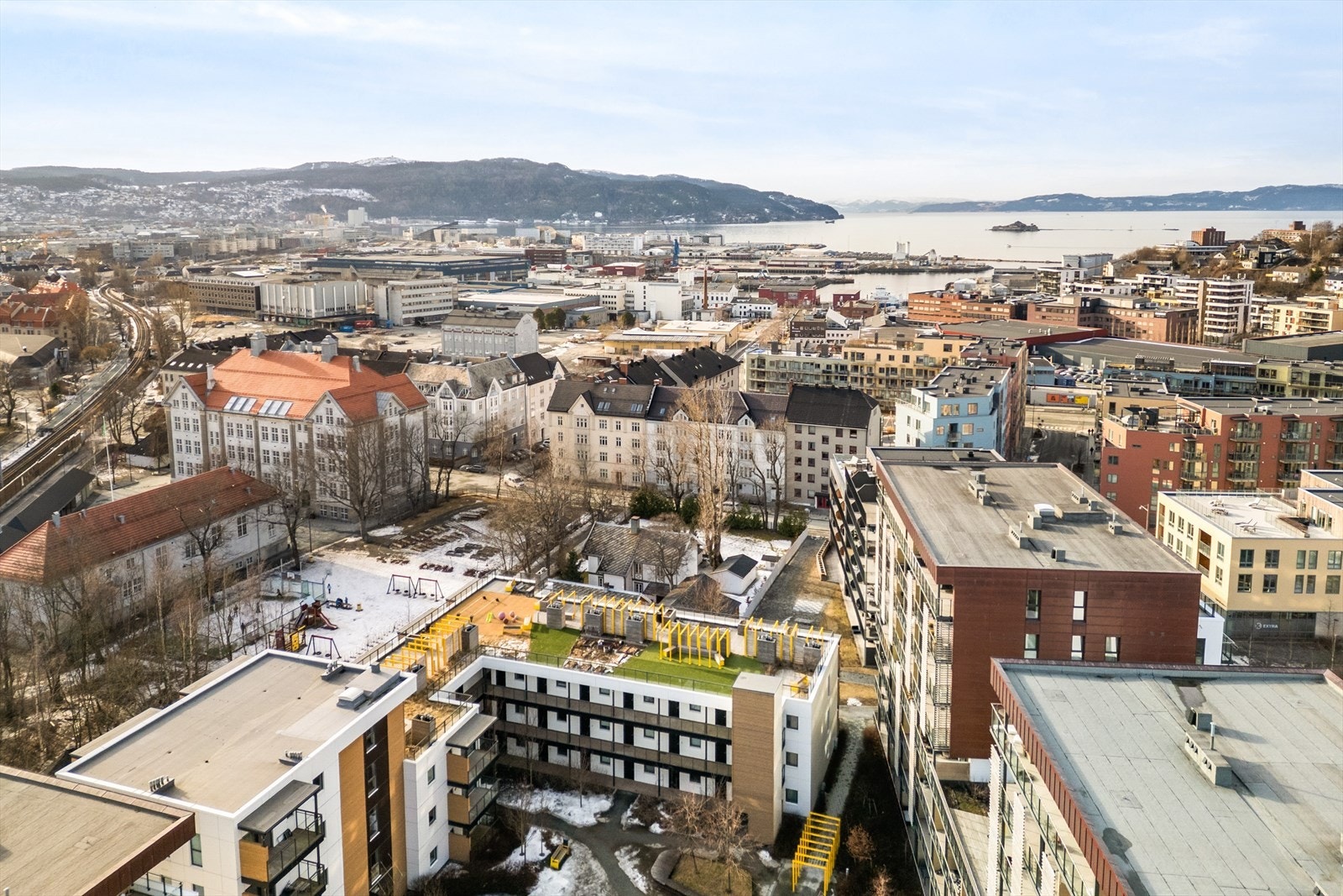Leiligheten har en svært attraktiv beliggenhet hvor man har kort vei til Trondheim sentrum, men likevel ligger litt tilbaketrukken til. Galleribilde
