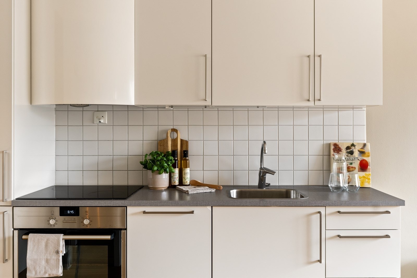 Kjøkkenet har integrerte hvitevarer som følger med kjøpet. Galleribilde