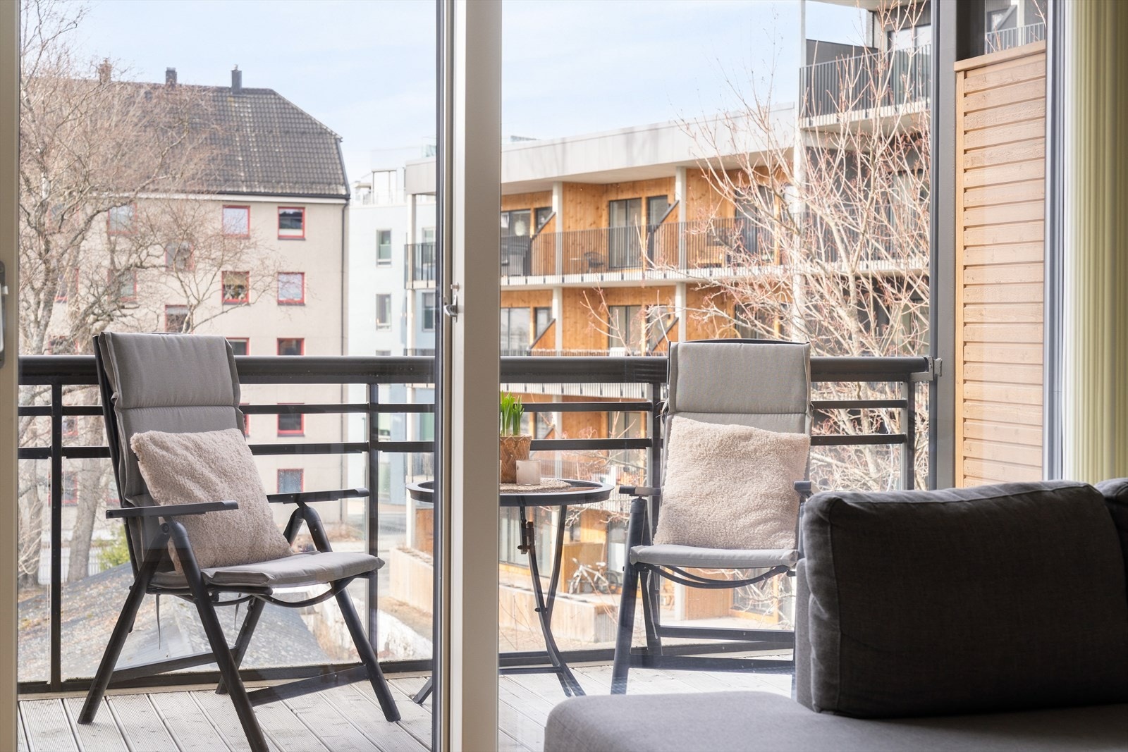 Balkongen rommer 8 m² og byr på flotte sol- og utsiktsforhold, Her er det god plass til ønsket utemøblement Galleribilde