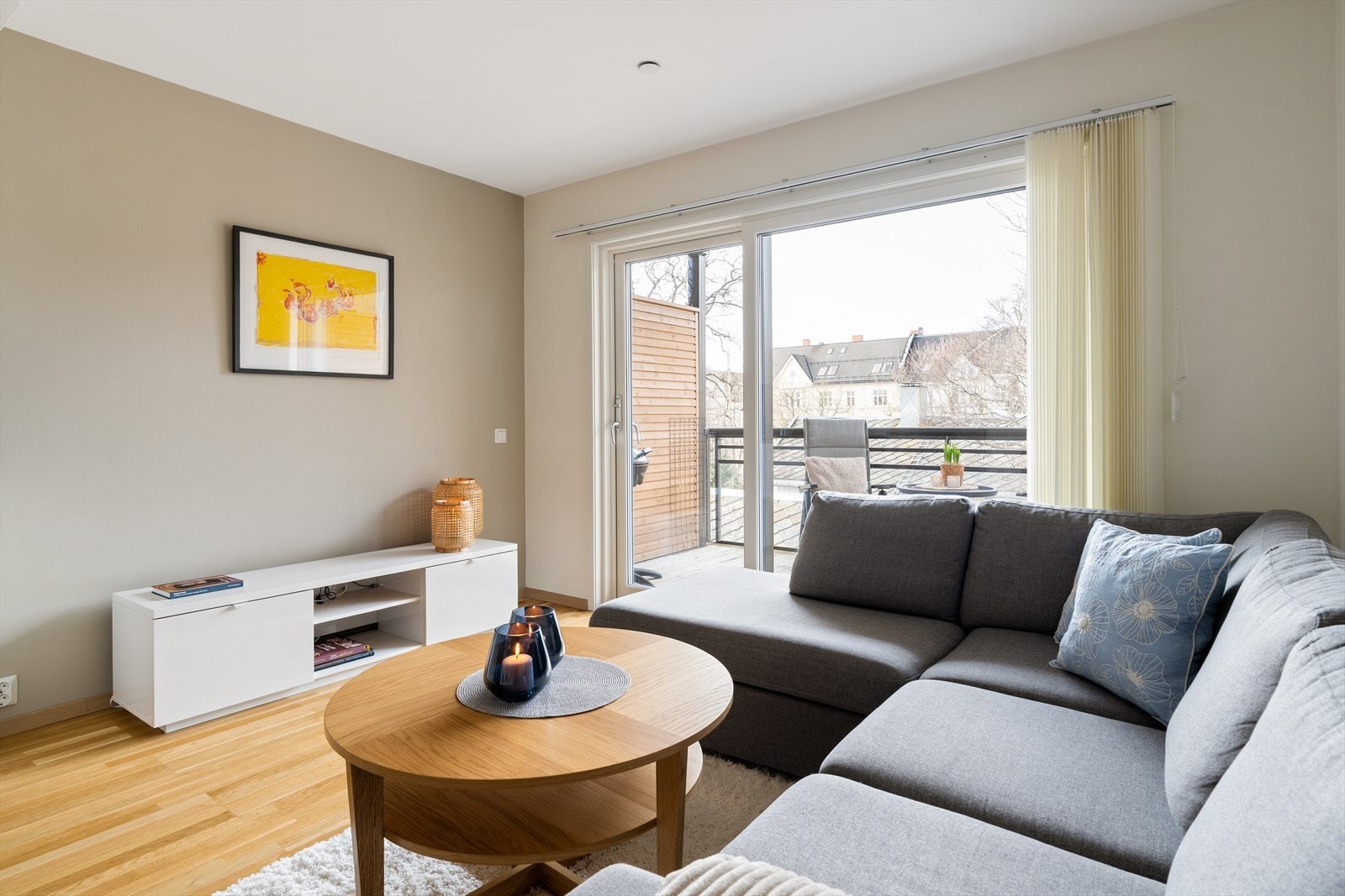 Fra stuen er det direkte utgang til en privat balkong. Galleribilde