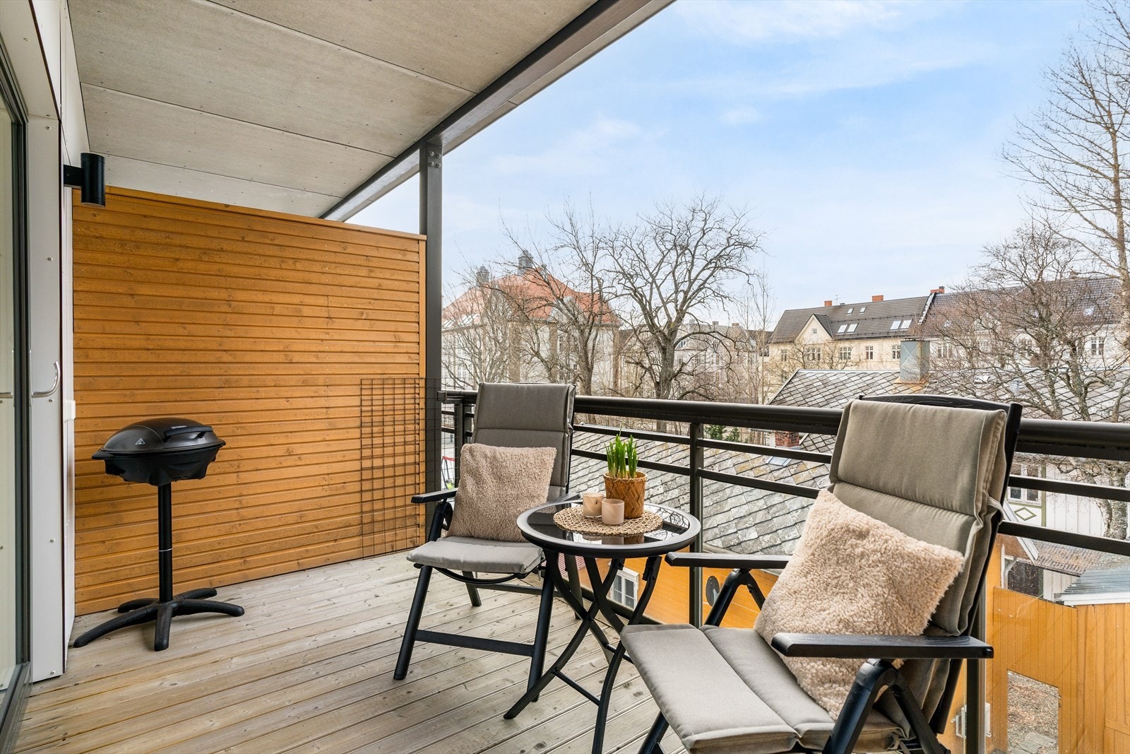 Balkongen har en flott og vestvendt balkong som gir gode solforhold på ettermiddag og kveldstid. Galleribilde