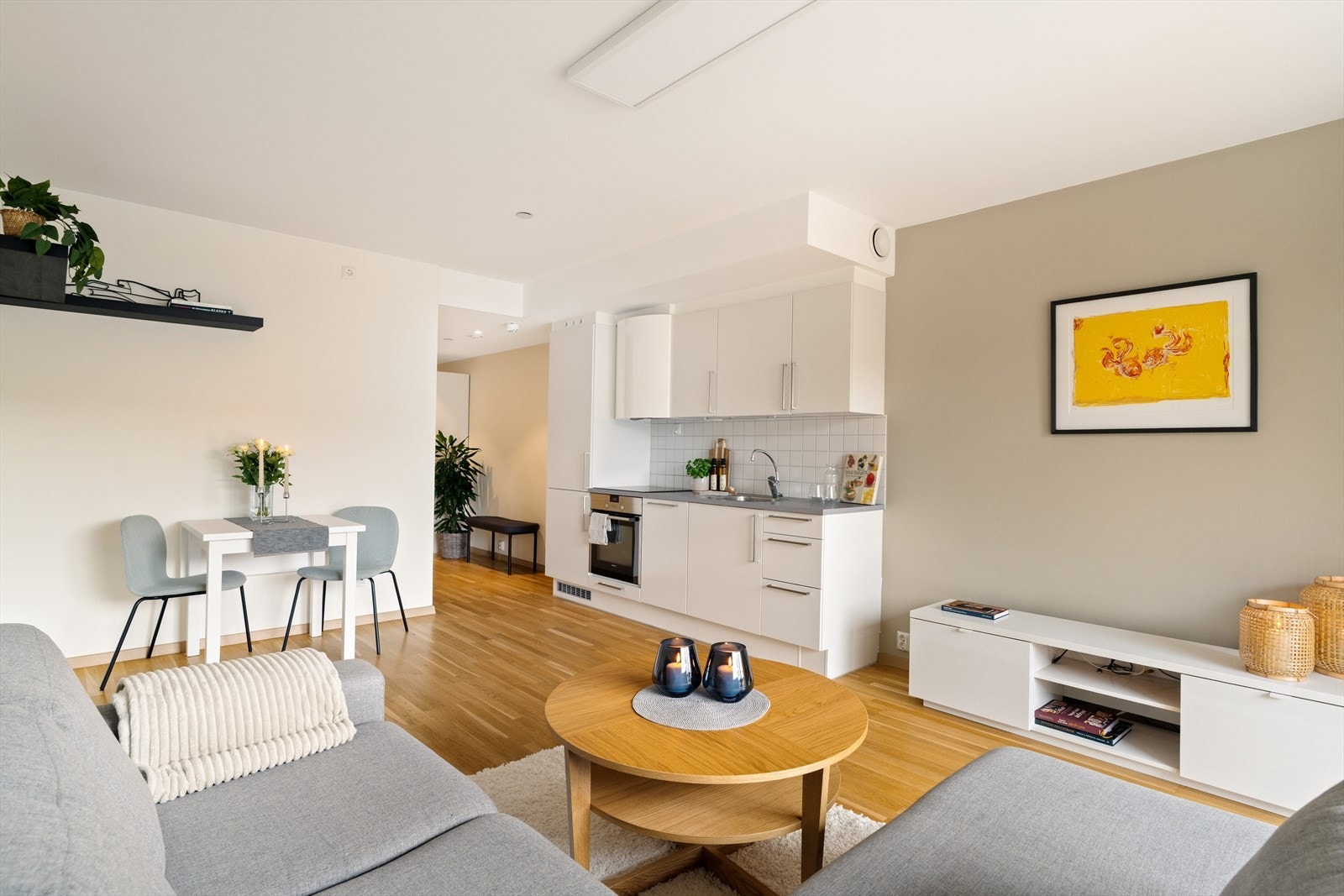 Bygget er fra 2017 og har en behagelig oppvarming via fjernvarme. Galleribilde