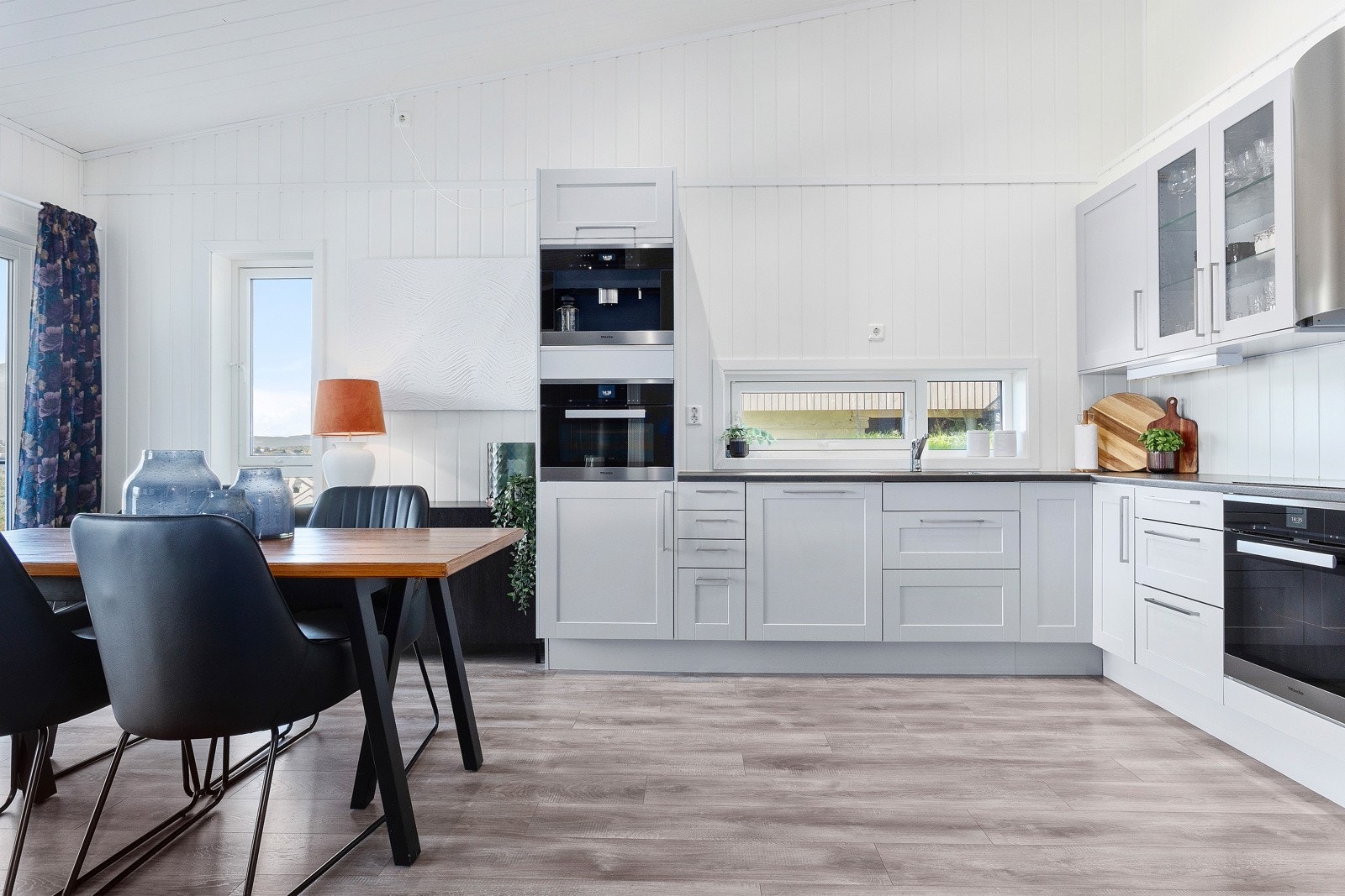 Romslig kjøkken med masse skap og benkeplass. Galleribilde