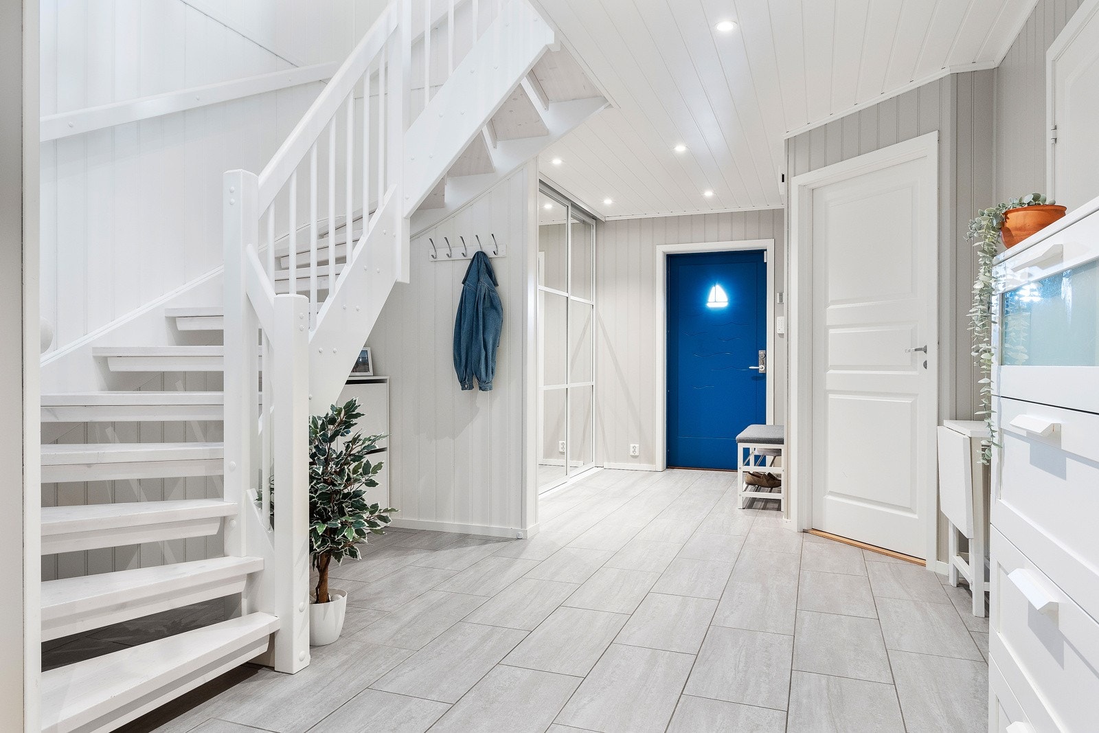 Romslig entrè. Galleribilde