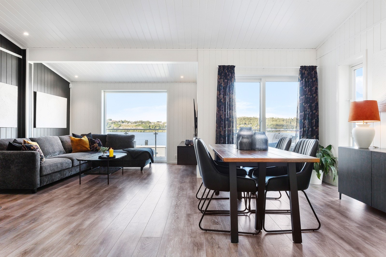 Gode vindusflater som slipper inn masse lys. Galleribilde