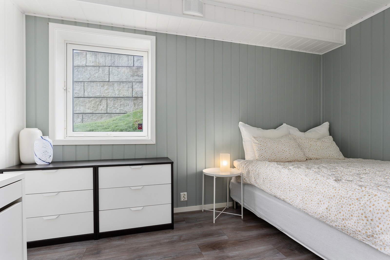 Soverommene har god plass for garderobe i tillegg til seng. Galleribilde