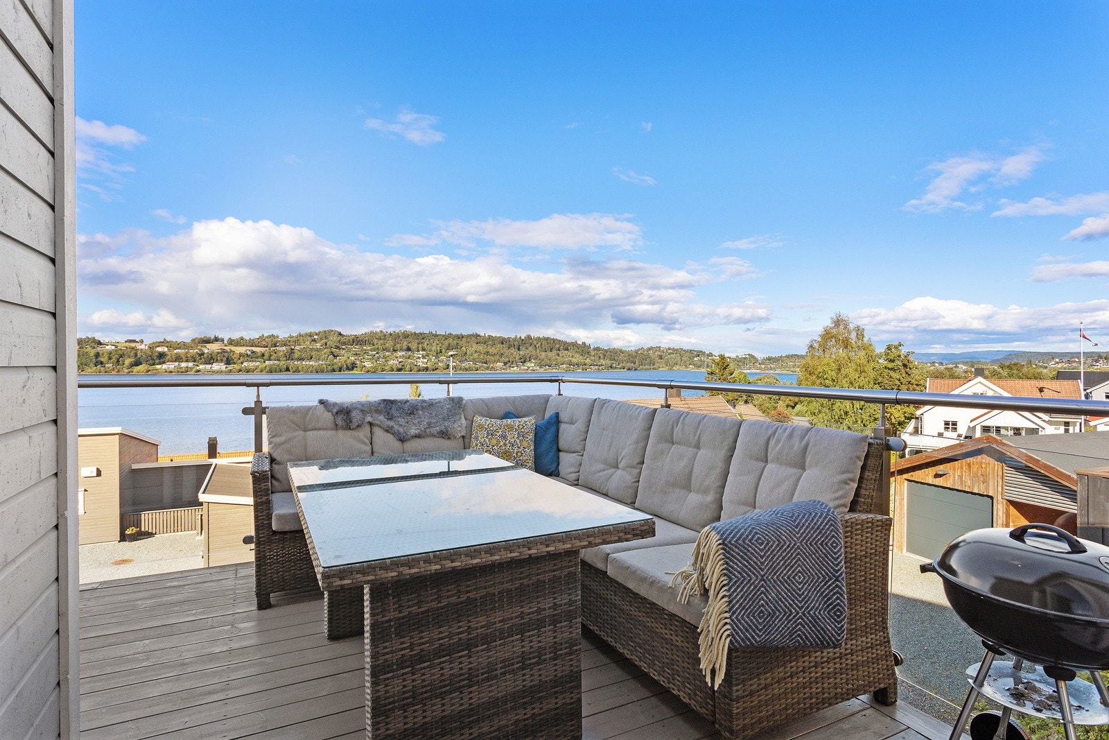 Solrik veranda med flott utsikt mot Eidsbotn og Nesset. Galleribilde