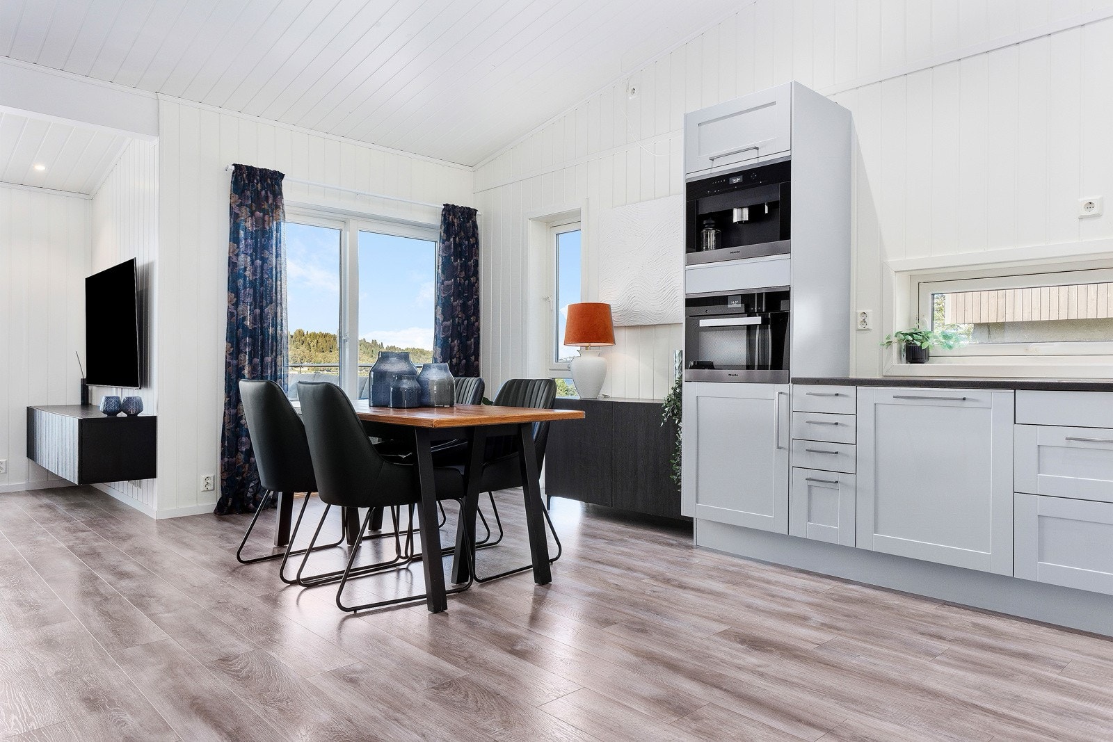 Integrerte hvitevarer på kjøkken medfølger i handelen. Galleribilde