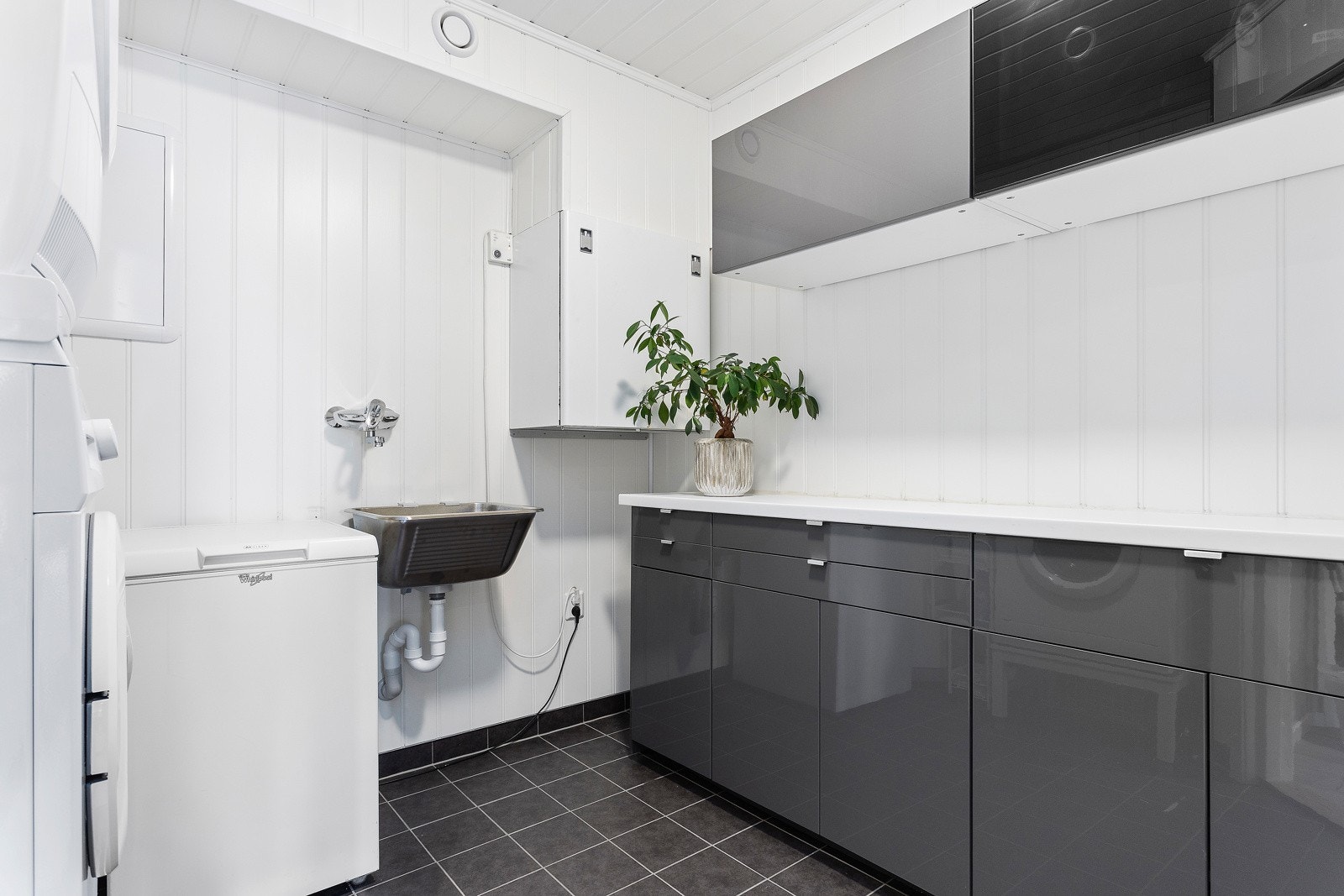 Vaskerom med masse lagringsplass i 1 etasje. Galleribilde